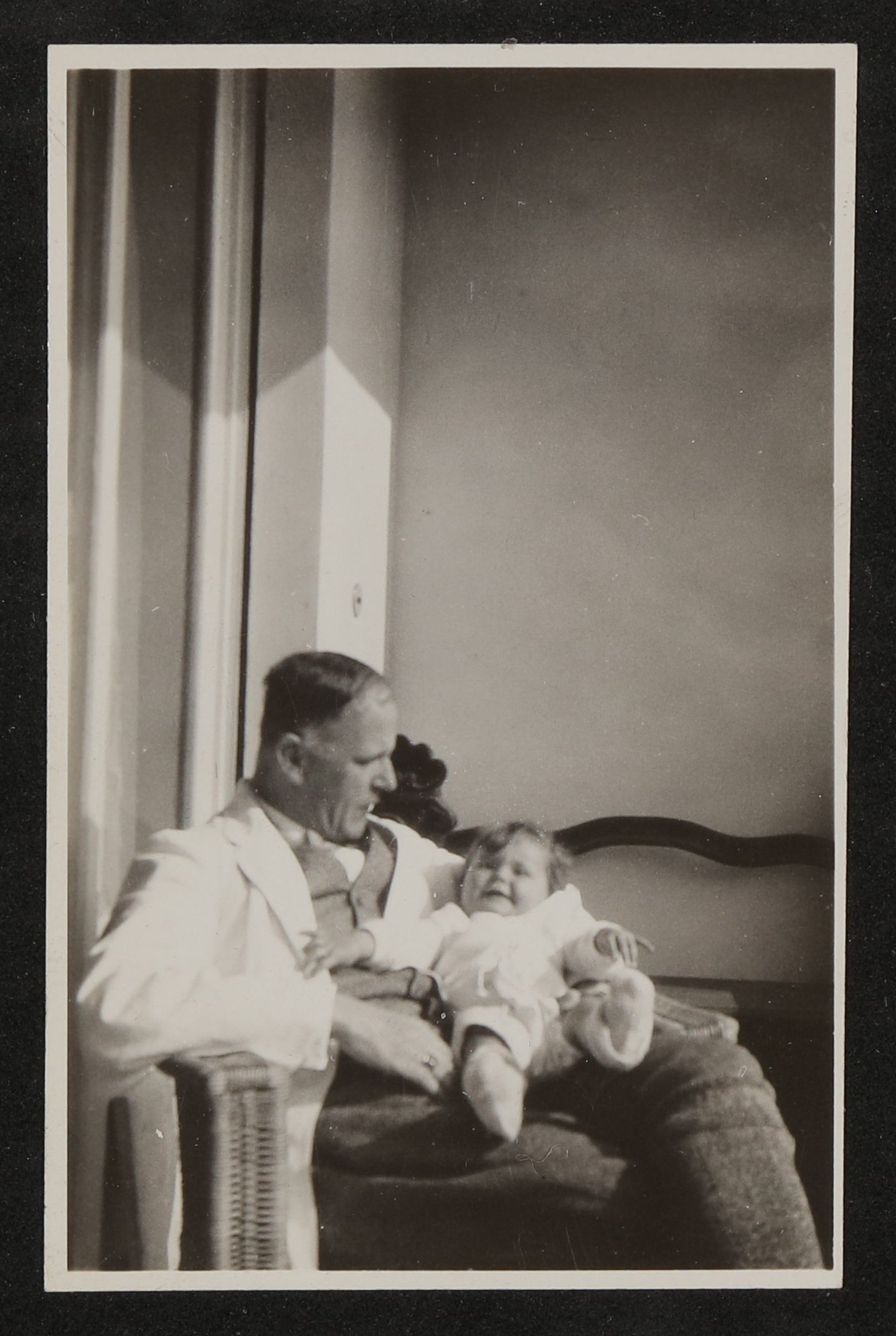 Ein Mann im Arztkittel mit Christiane Zimmers Sohn Christoph auf dem Schoss (Vera Graaf CC BY-NC-SA)