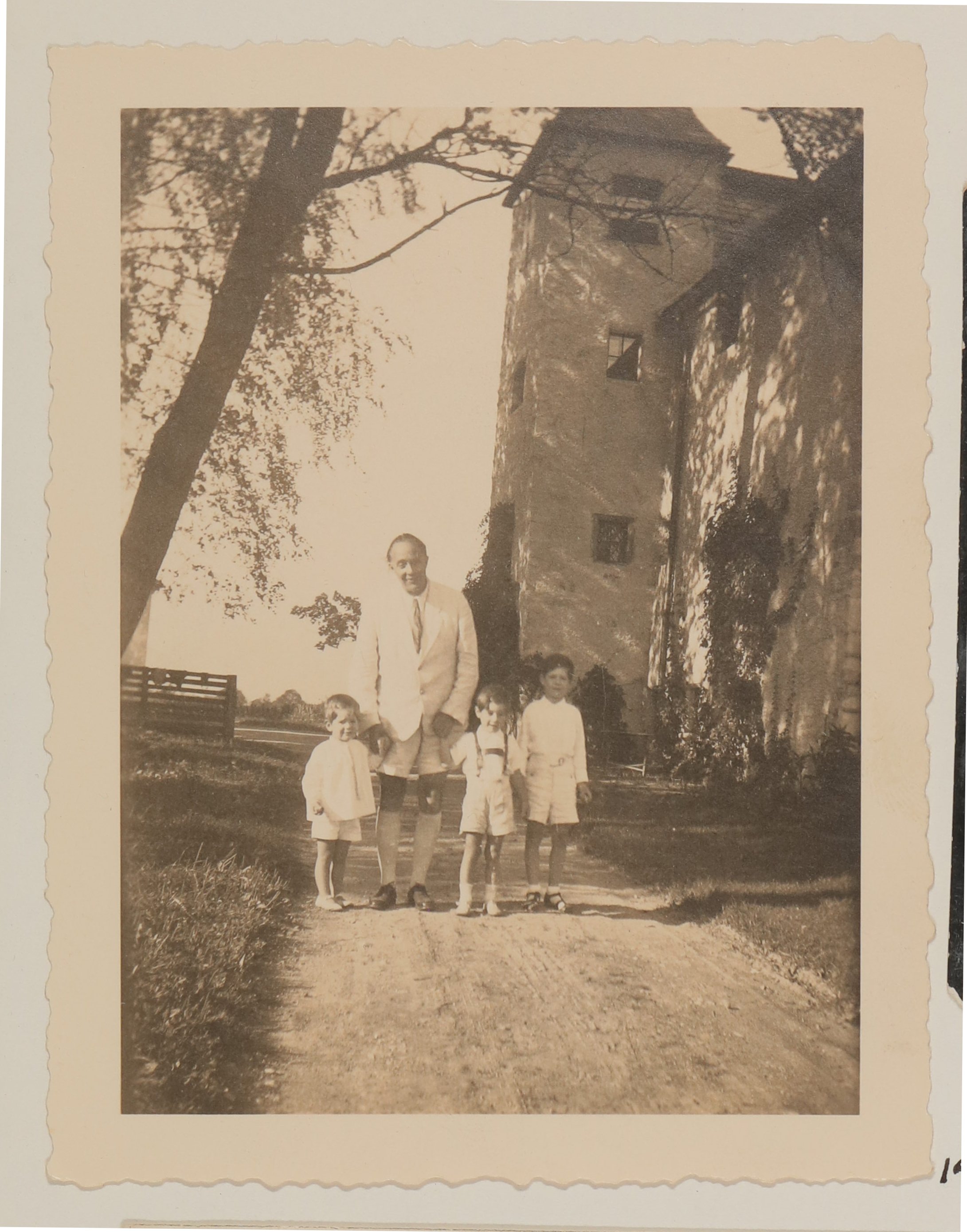 Heinrich Zimmer mit drei Söhnen vor Schloss (Prielau?) 1936 (Vera Graaf CC BY-NC-SA)