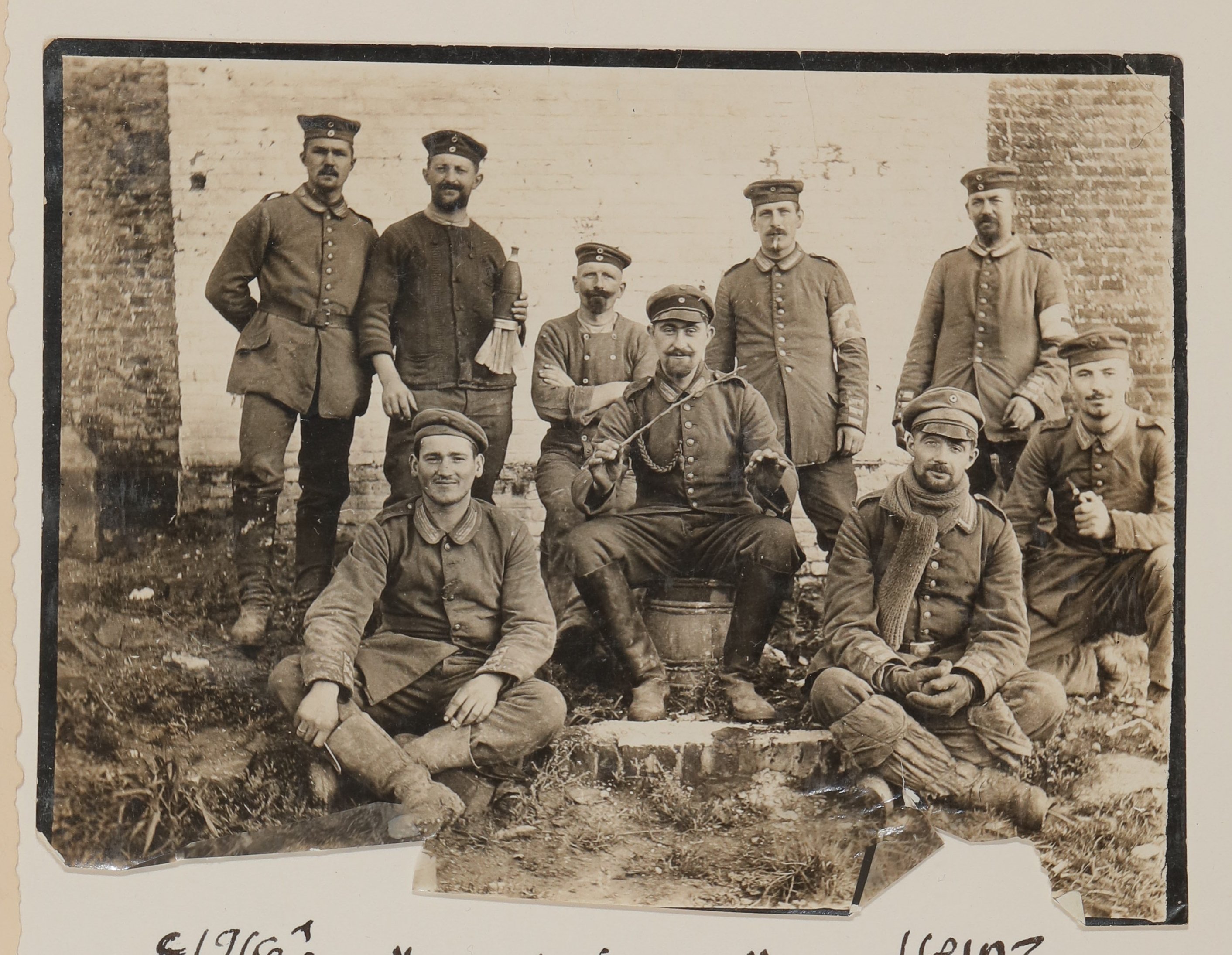 Heinrich Zimmer als Soldat in einer Gruppe von 9 Soldaten im Ersten Weltkrieg 1916 (Vera Graaf CC BY-NC-SA)