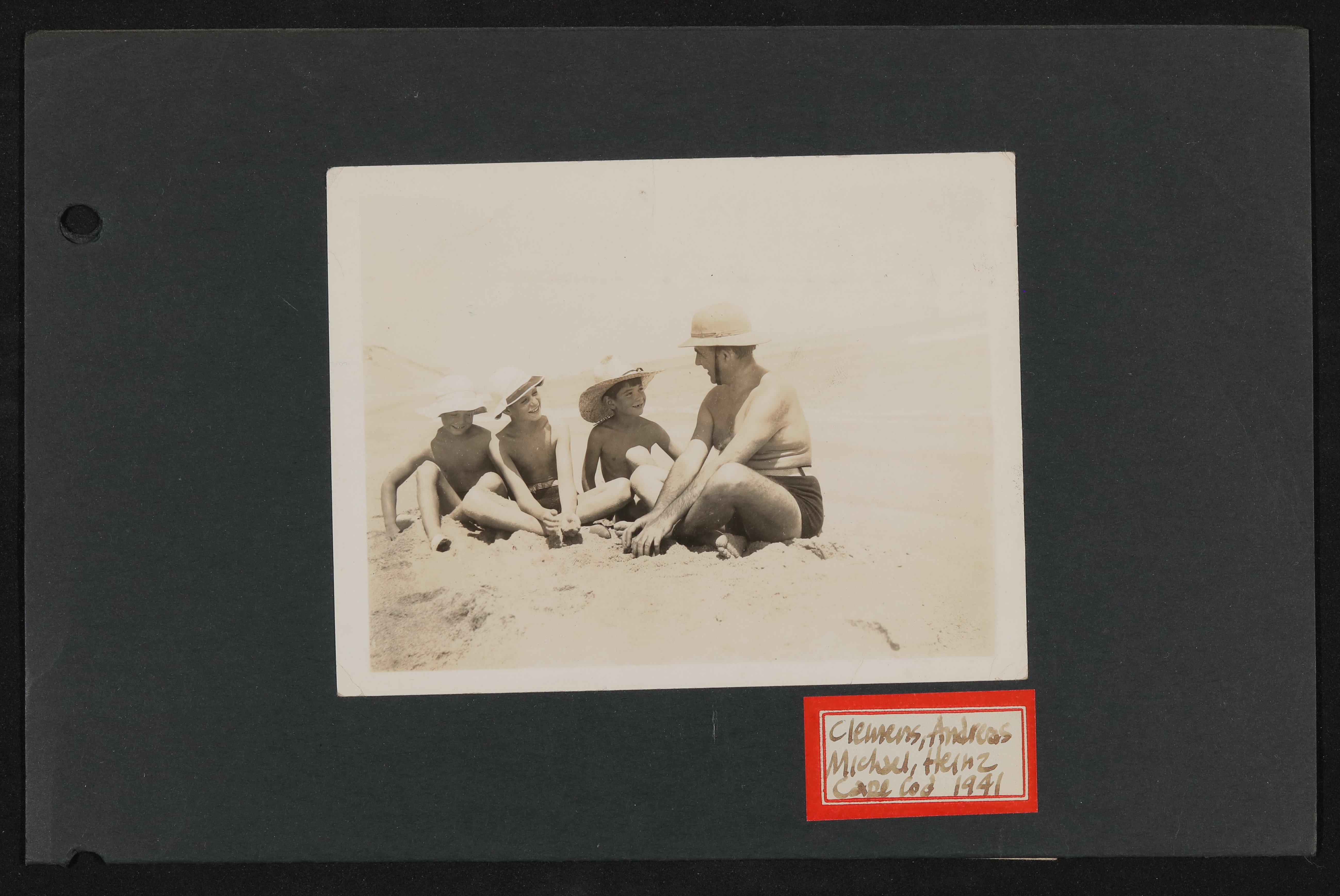 Heinrich Zimmer mit drei Söhnen am Strand (Vera Graaf CC BY-NC-SA)