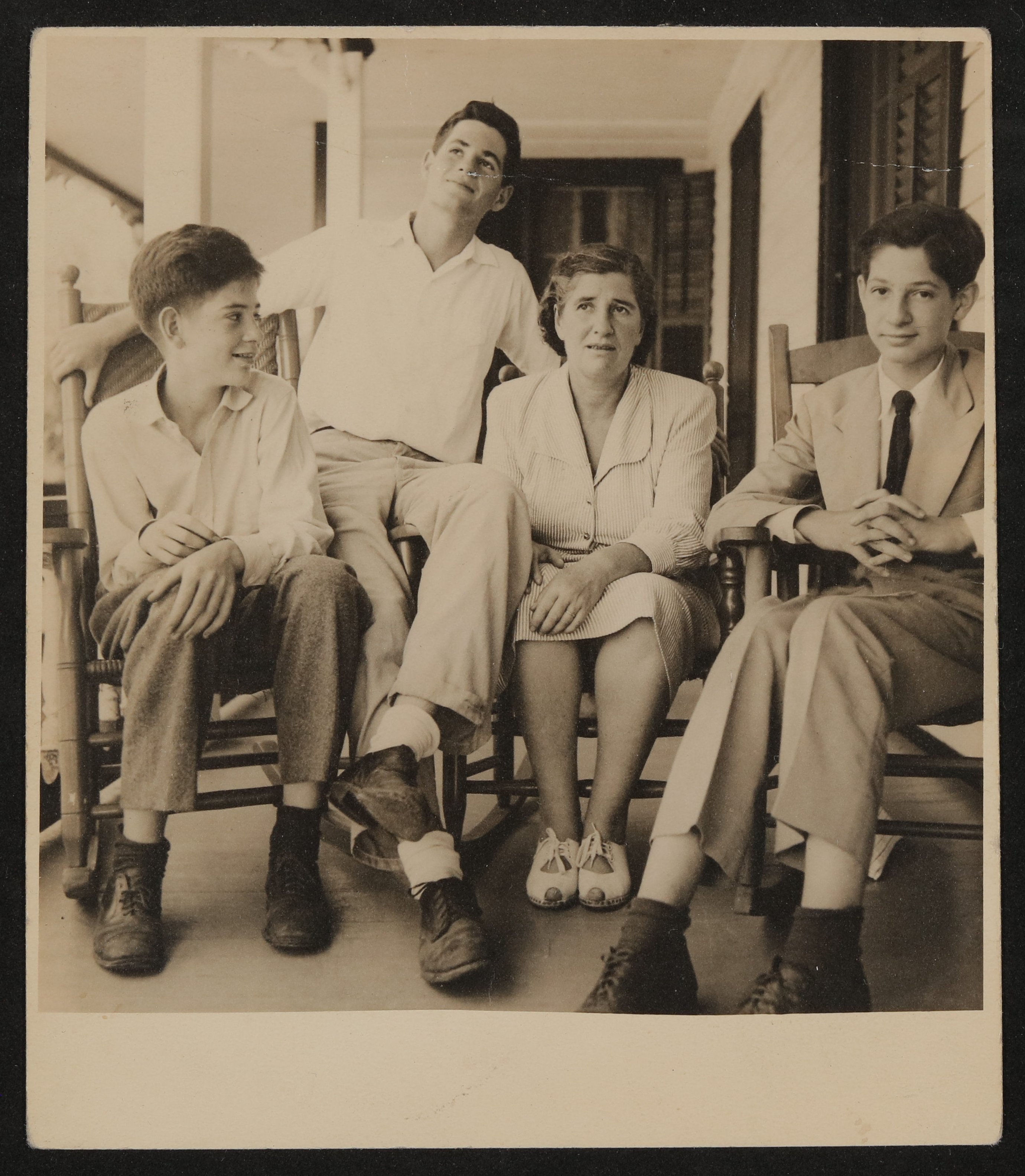 Christiane Zimmer mit ihren drei Söhnen auf der Veranda (Vera Graaf CC BY-NC-SA)