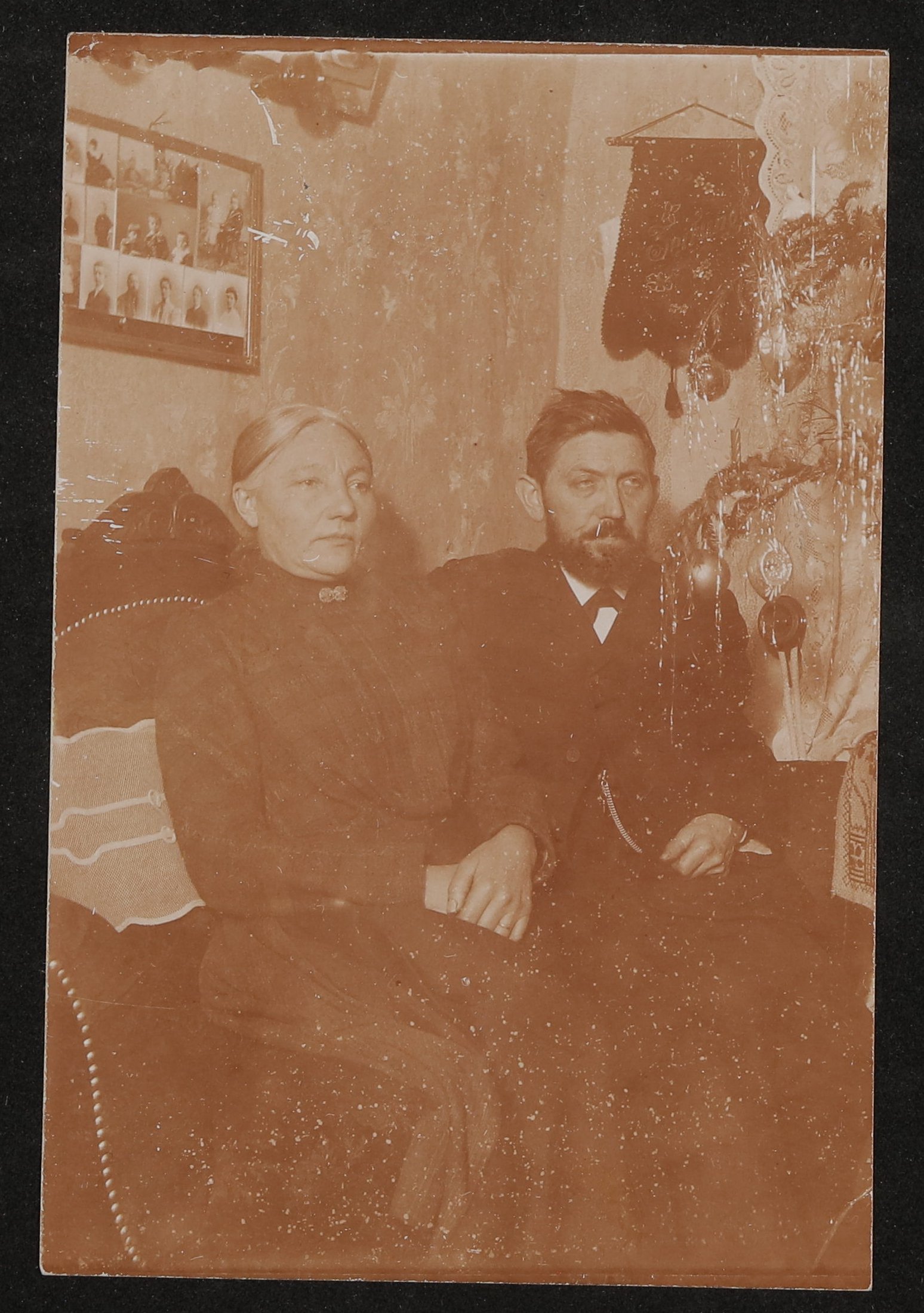 Ein unbekanntes Ehepaar in einem Wohnzimmer (Vera Graaf CC BY-NC-SA)