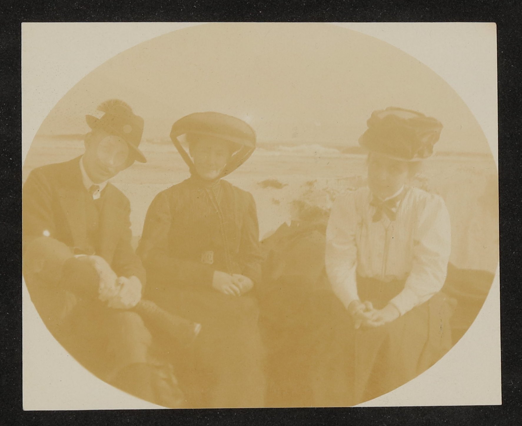 Ein unbekannter Herr und zwei Damen am Meer (Vera Graaf CC BY-NC-SA)