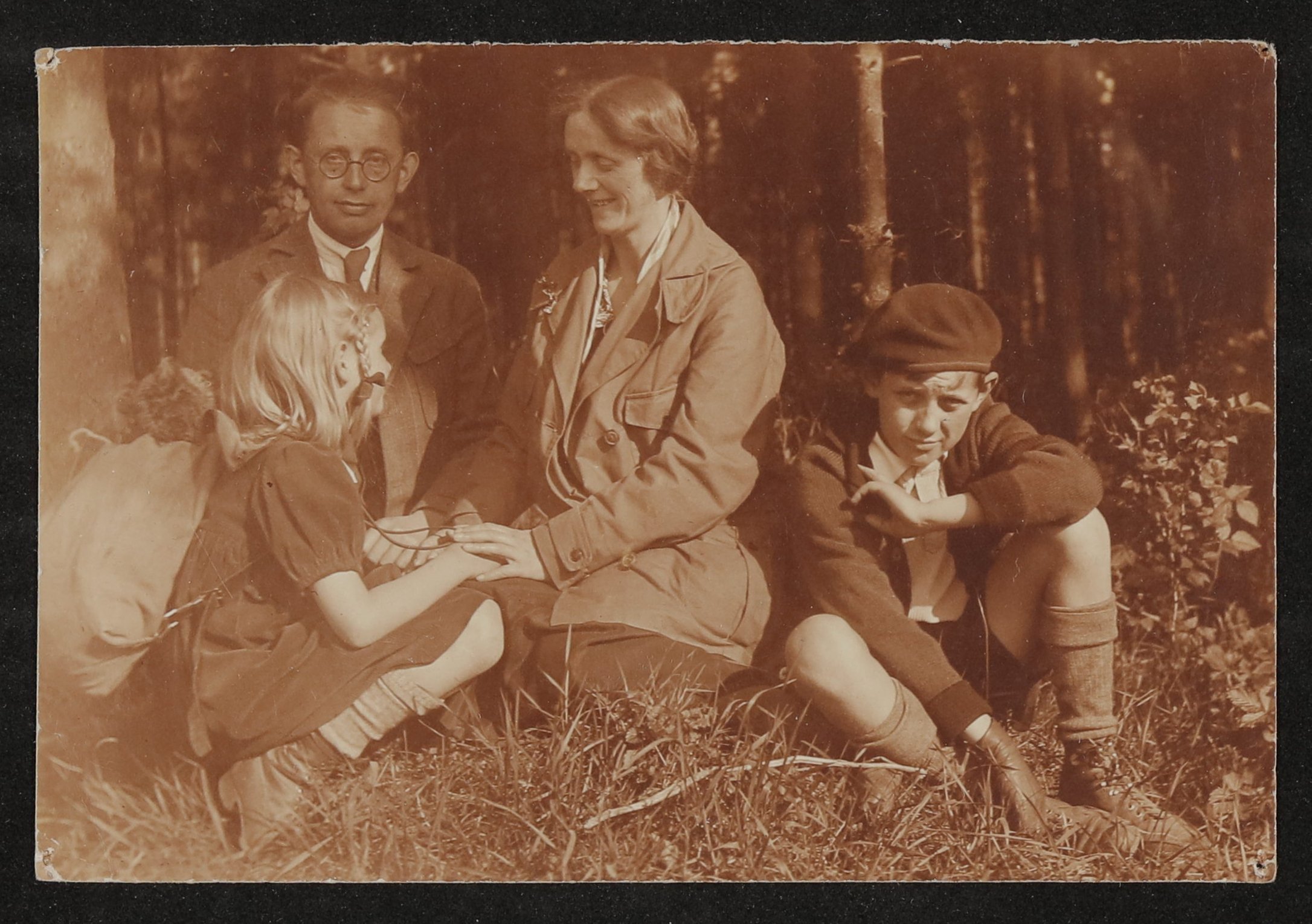 Eine unbekannte Familie sitzt auf einer Wiese (Vera Graaf CC BY-NC-SA)