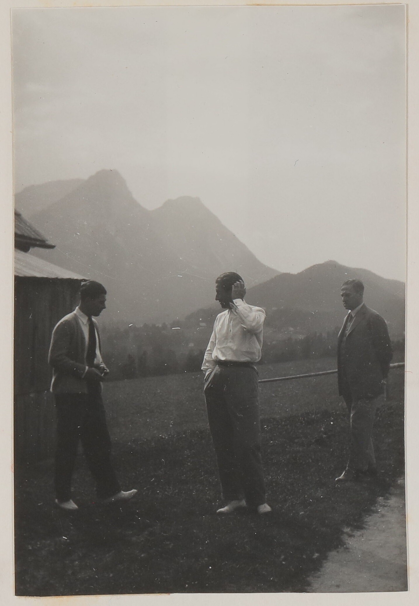 Hugo, Raimund und Franz (?) von Hofmannsthal in Altaussee vor einer Bergkulisse (Freies Deutsches Hochstift / Frankfurter Goethe-Museum CC BY-NC-SA)