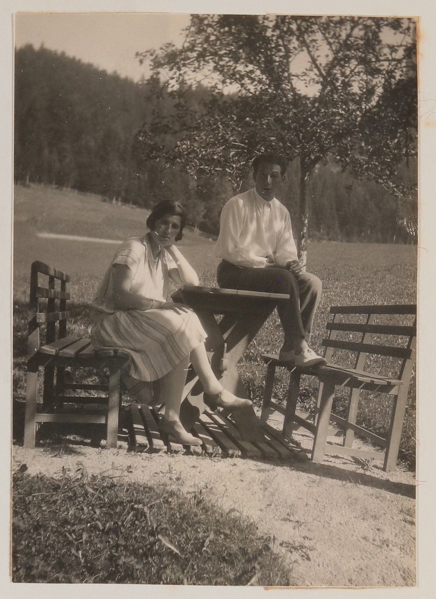 Christiane und Franz von Hofmannsthal in Altaussee auf Holzmöbeln sitzend (Freies Deutsches Hochstift / Frankfurter Goethe-Museum CC BY-NC-SA)