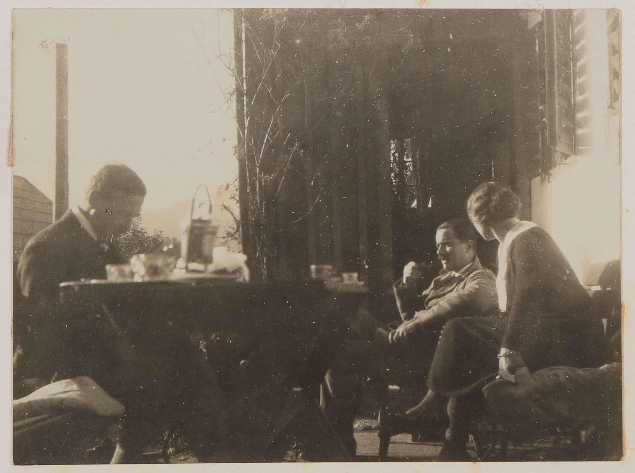 Hugo und Gerty von Hofmannsthal mit Carl J. Burckhardt vor dem Haus in Altaussee sitzend (Freies Deutsches Hochstift / Frankfurter Goethe-Museum CC BY-NC-SA)