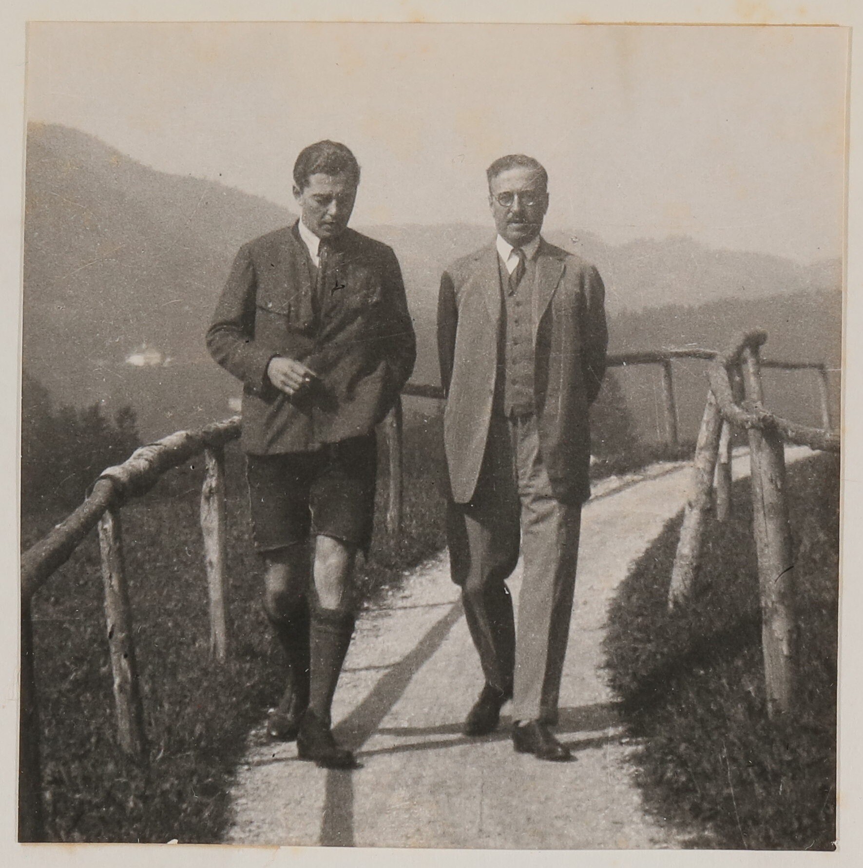 Hofmannsthal mit seinem Sohn Raimund, spazierend in Aussee (Freies Deutsches Hochstift / Frankfurter Goethe-Museum CC BY-NC-SA)