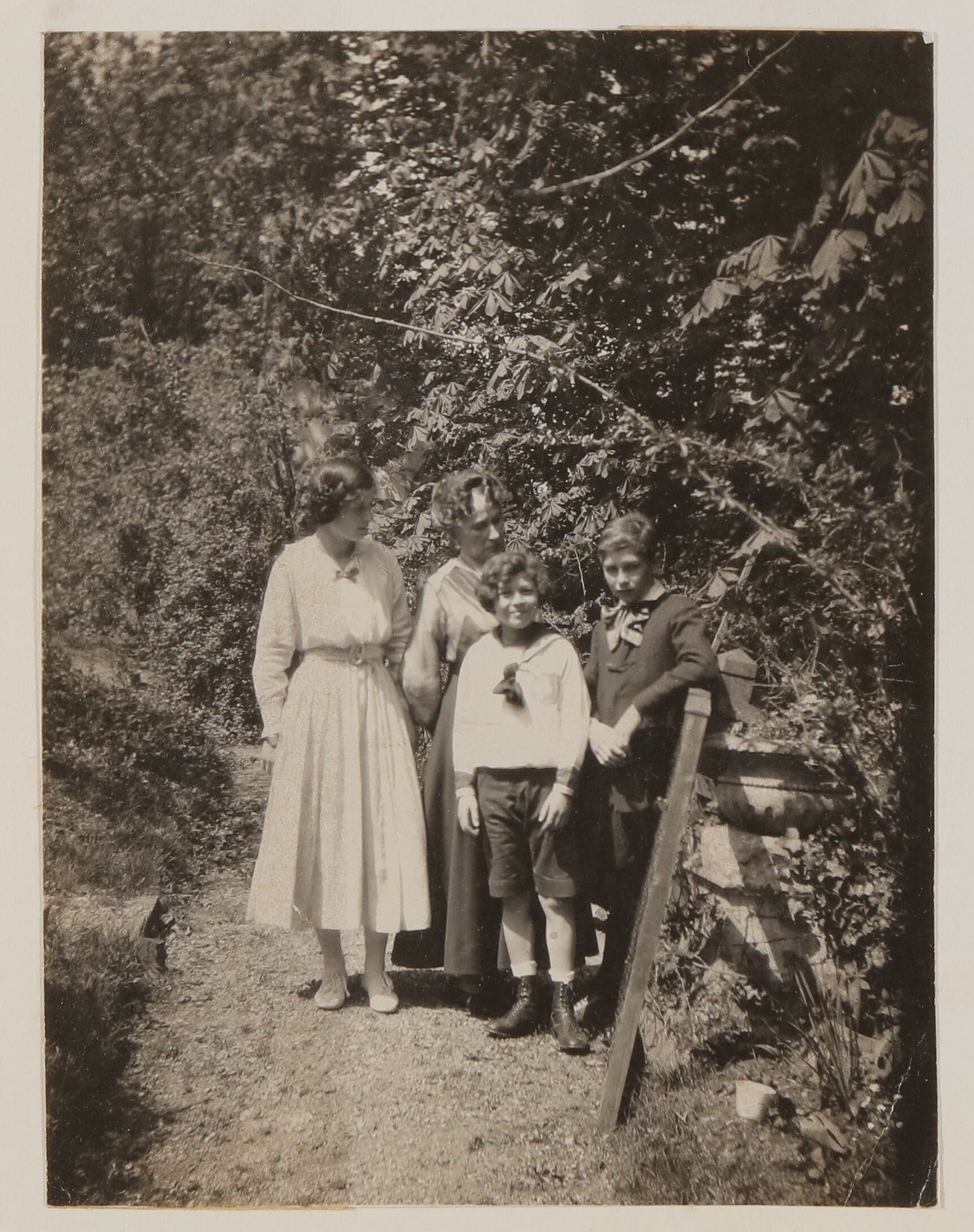 Christiane, Raimund und Franz von Hofmannsthal mit einer unbekannten Frau im Garten von Rodaun (Freies Deutsches Hochstift / Frankfurter Goethe-Museum CC BY-NC-SA)