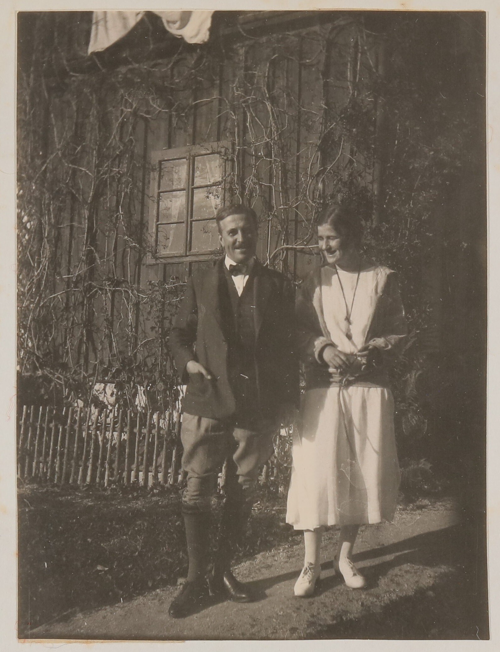 Hofmannsthal und seine Tochter Christiane im Garten stehend (Freies Deutsches Hochstift / Frankfurter Goethe-Museum CC BY-NC-SA)