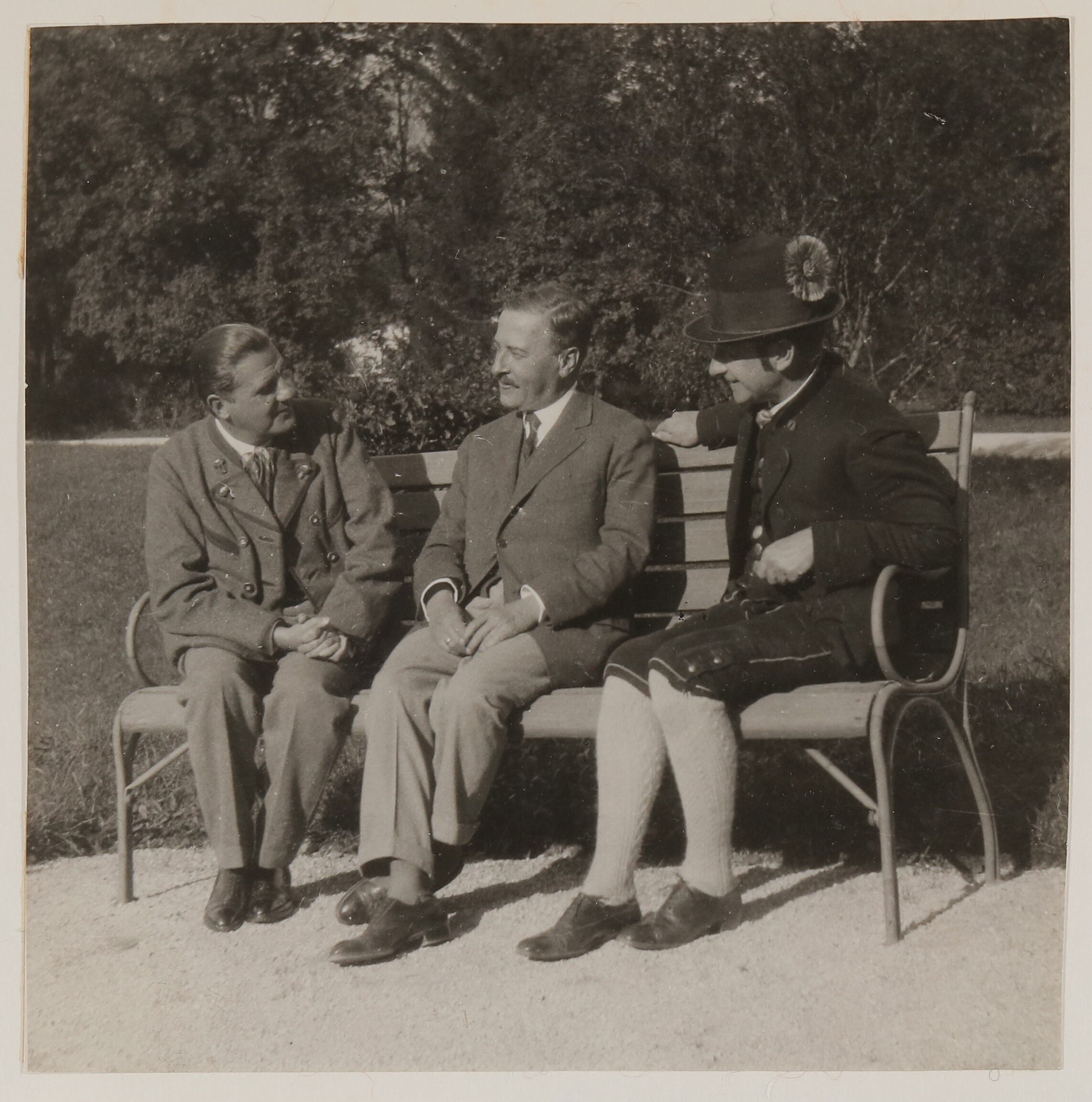 Hofmannsthal mit zwei Ausseern auf einer Bank sitzend (Freies Deutsches Hochstift / Frankfurter Goethe-Museum CC BY-NC-SA)
