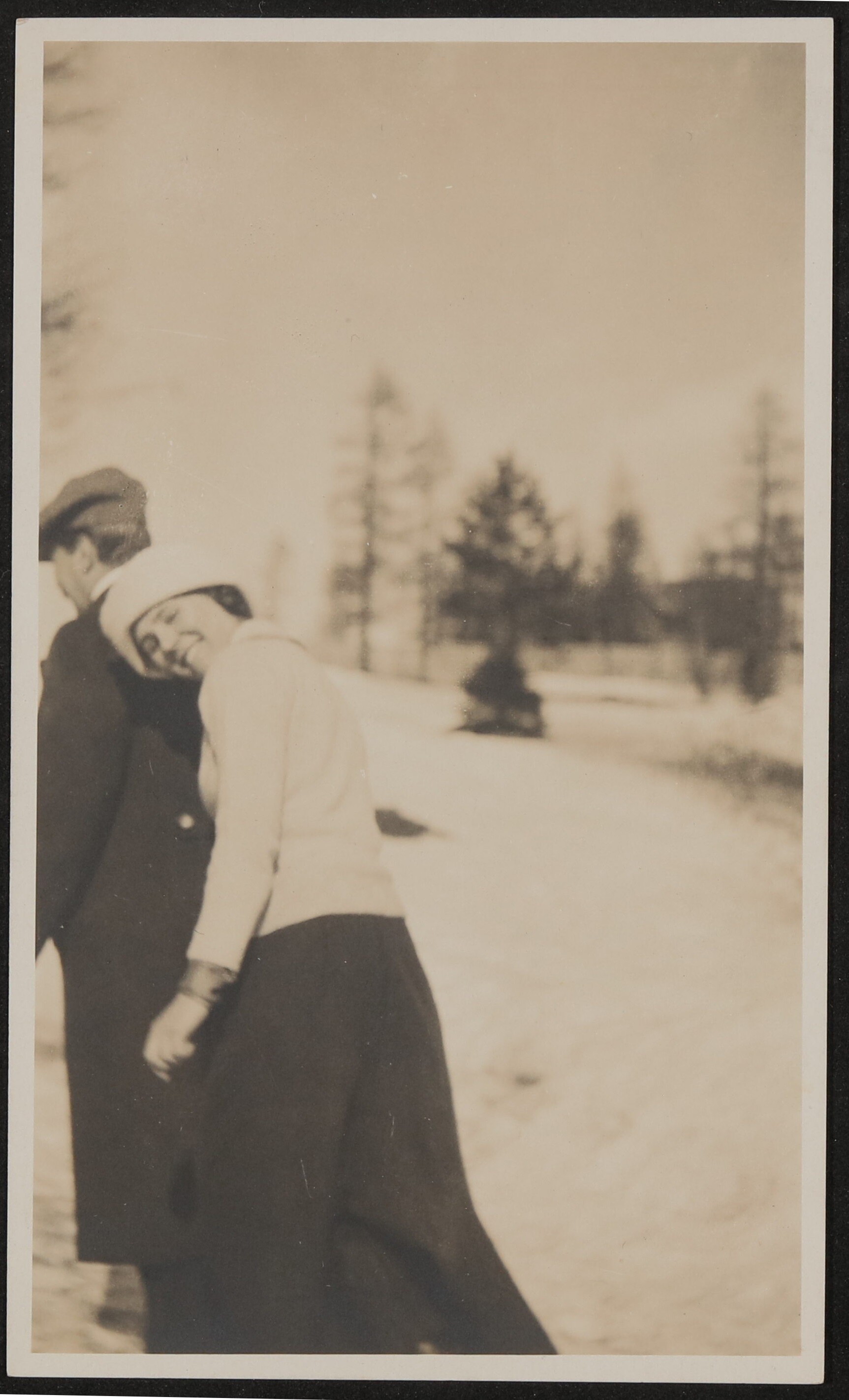 Hofmannsthal und Grete Wiesenthal mit Mantel und Mütze im Winter auf einer verschneiten Wiese (Freies Deutsches Hochstift / Frankfurter Goethe-Museum CC BY-NC-SA)