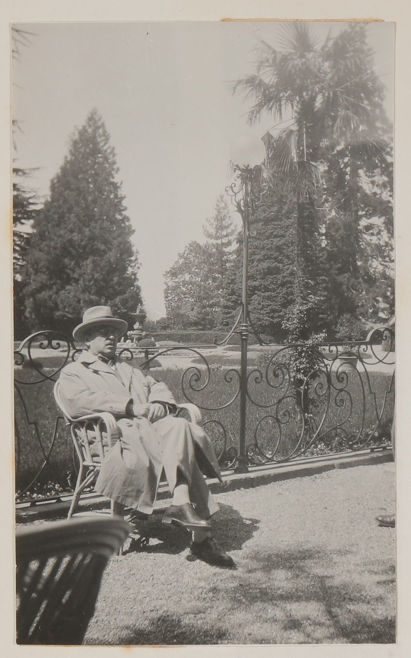 Hofmannsthal mit Brille in einem Korbstuhl in einem Park sitzend (Freies Deutsches Hochstift / Frankfurter Goethe-Museum CC BY-NC-SA)