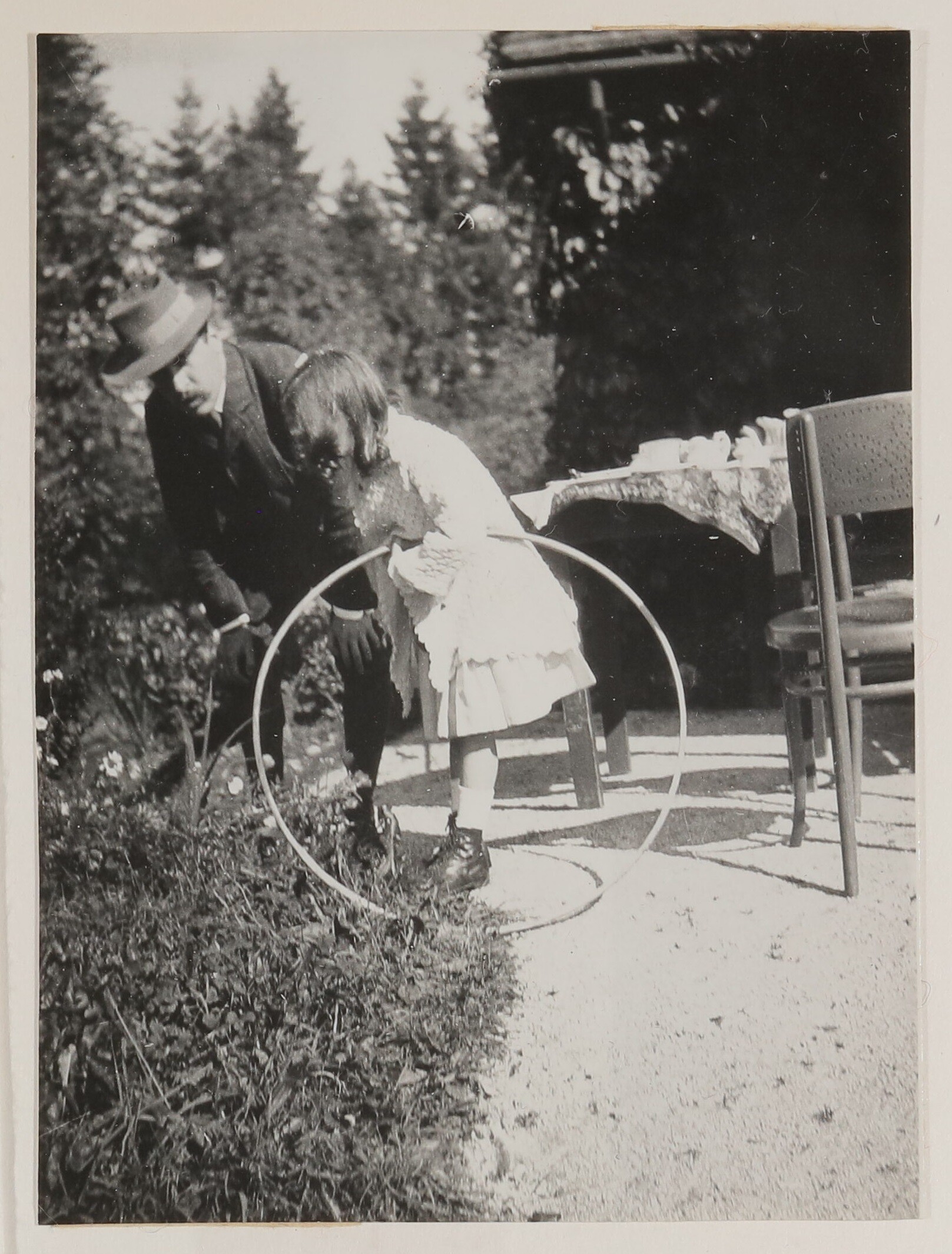 Hofmannsthal mit einem jungen Mädchen mit Reif im Garten (Freies Deutsches Hochstift / Frankfurter Goethe-Museum CC BY-NC-SA)