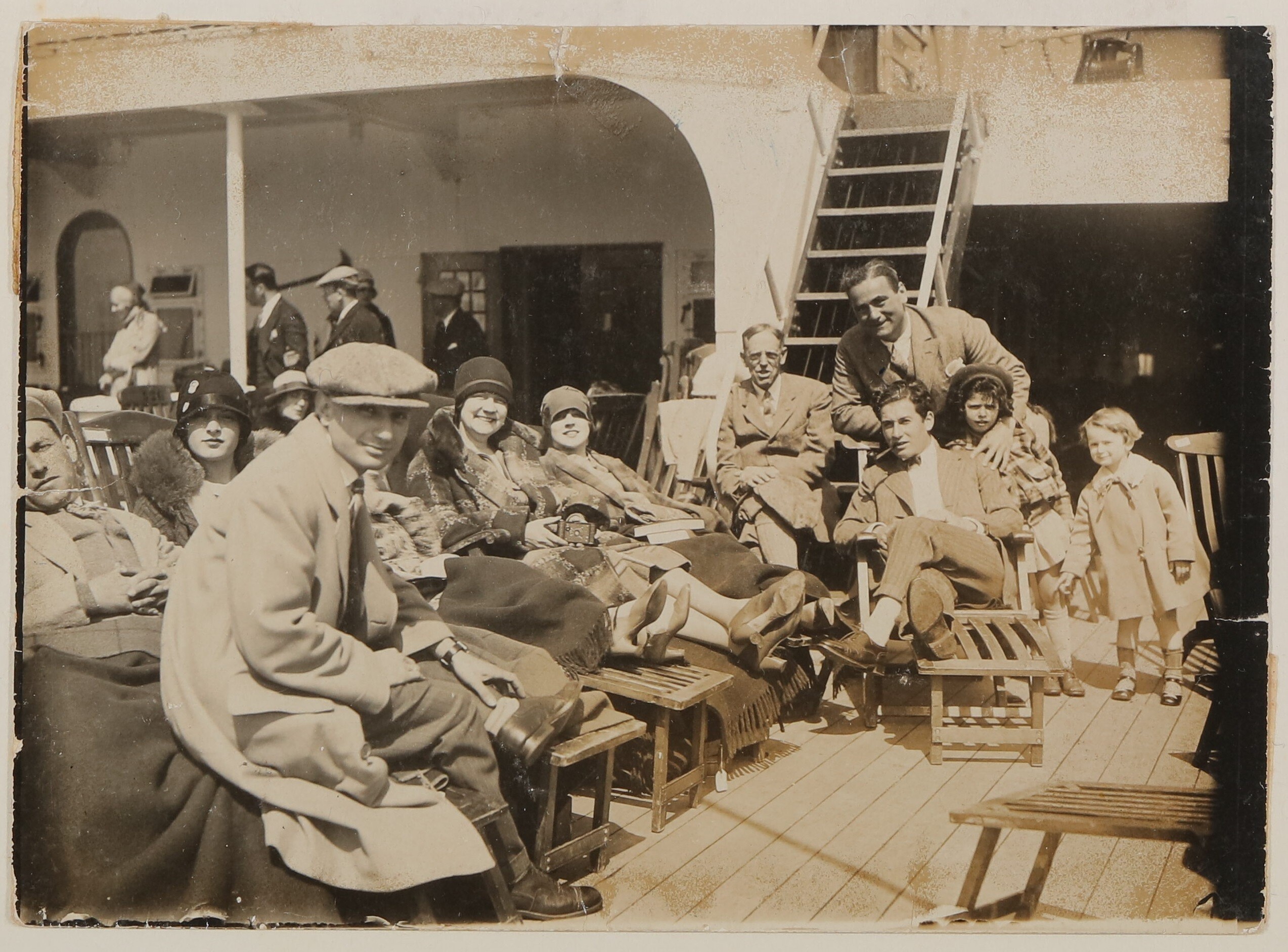 Franz von Hofmannsthal (?) mit Foto auf einem Schiff in die USA, 1920er Jahre (Freies Deutsches Hochstift / Frankfurter Goethe-Museum CC BY-NC-SA)