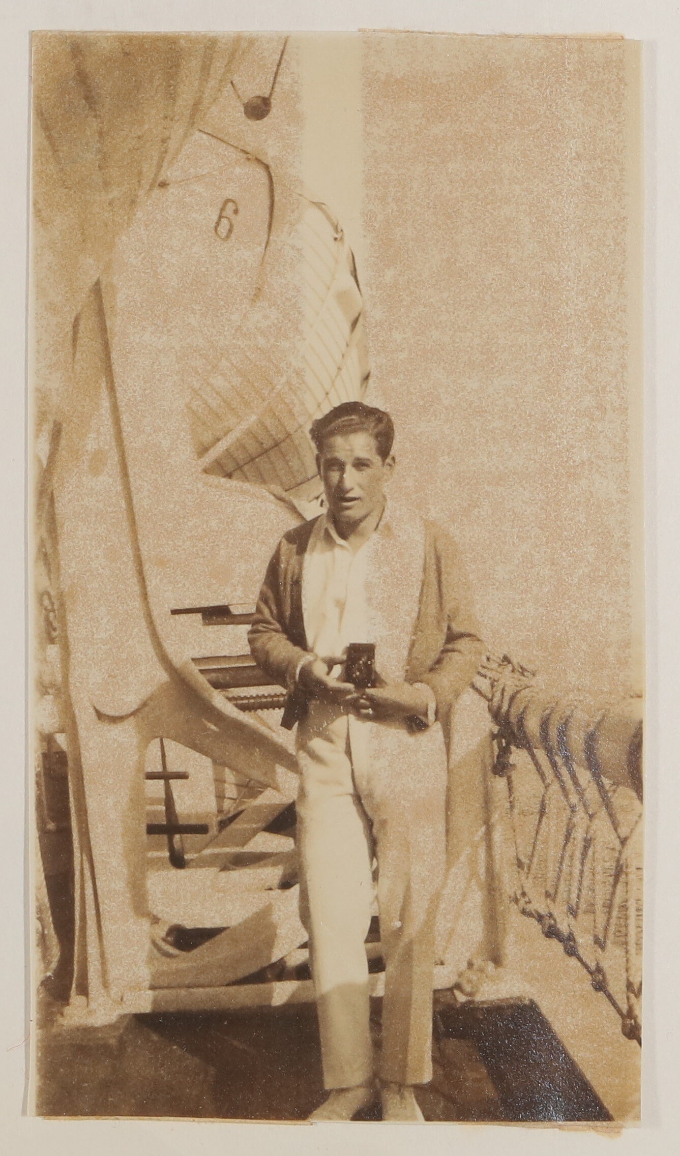 Franz von Hofmannsthal mit einer Kamera in der Hand an Bord eines Schiffs in die USA, 1920er Jahre (Freies Deutsches Hochstift / Frankfurter Goethe-Museum CC BY-NC-SA)