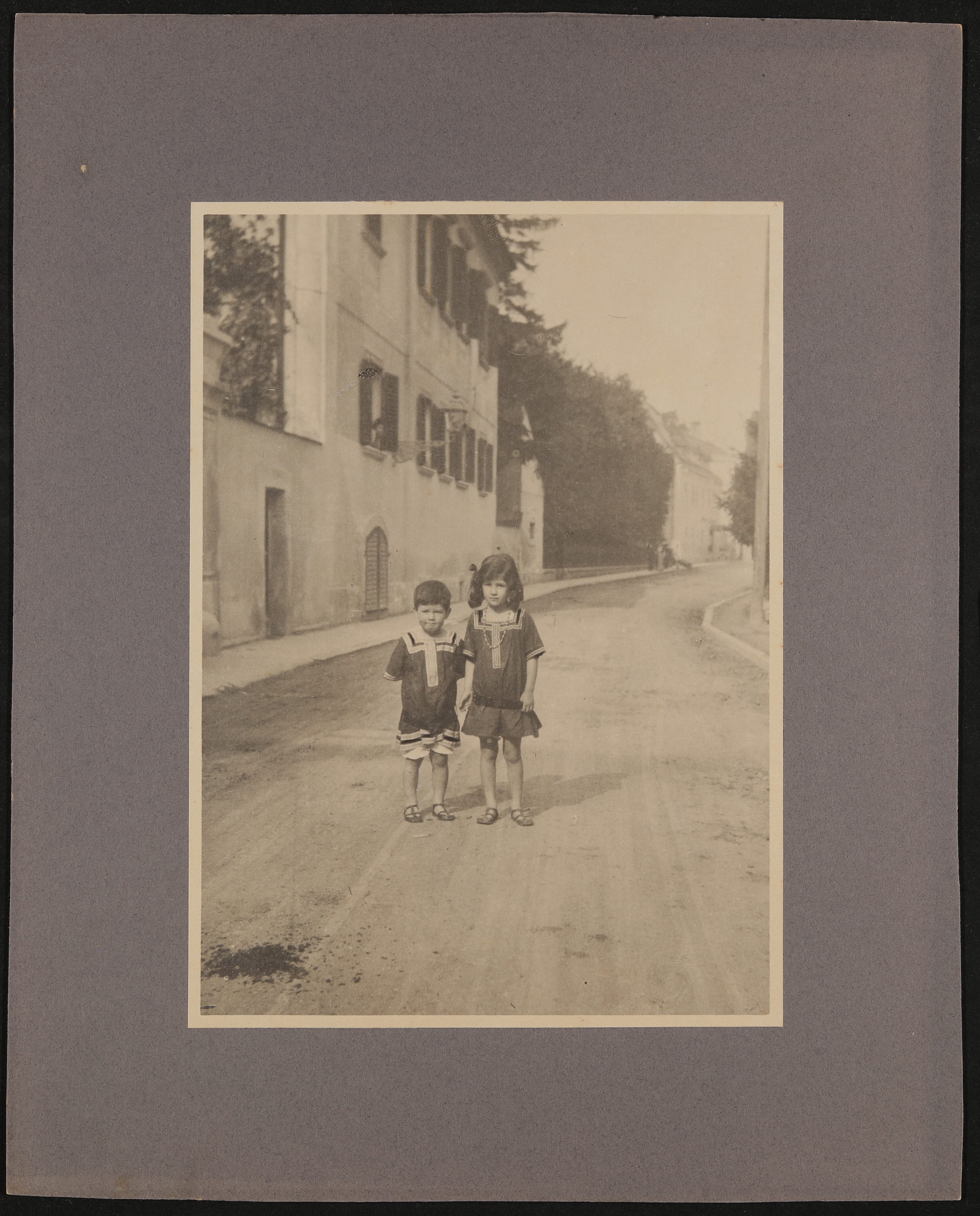 Christiane (links) und Franz von Hofmannsthal als Kinder auf der Straße vor dem Rodauner Haus (Freies Deutsches Hochstift / Frankfurter Goethe-Museum CC BY-NC-SA)