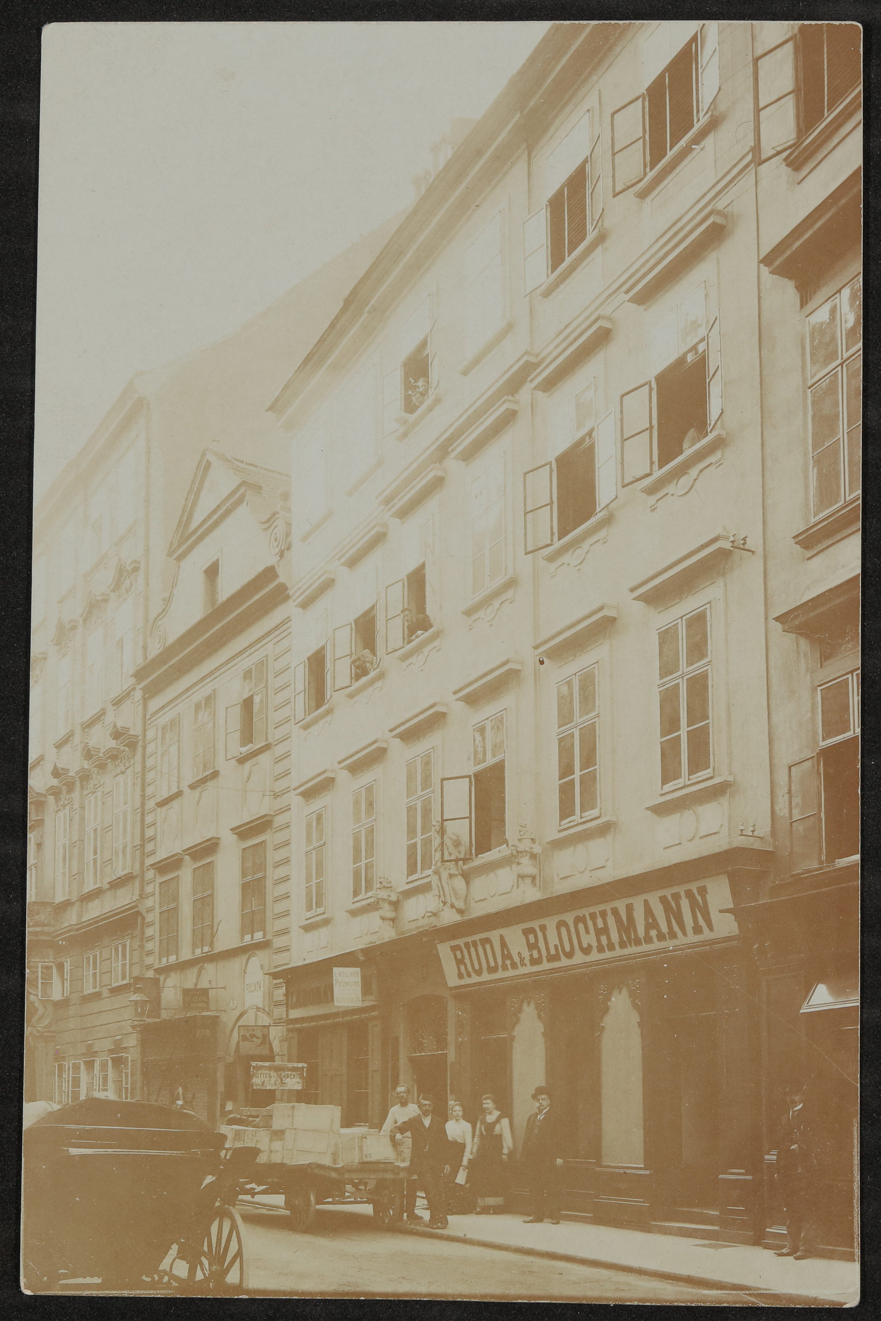 Fassade des Hauses Himmelpfortgasse 17 in Wien mit dem Gemischtwarenhandel "Ruda & Blochmann" (Freies Deutsches Hochstift / Frankfurter Goethe-Museum CC BY-NC-SA)