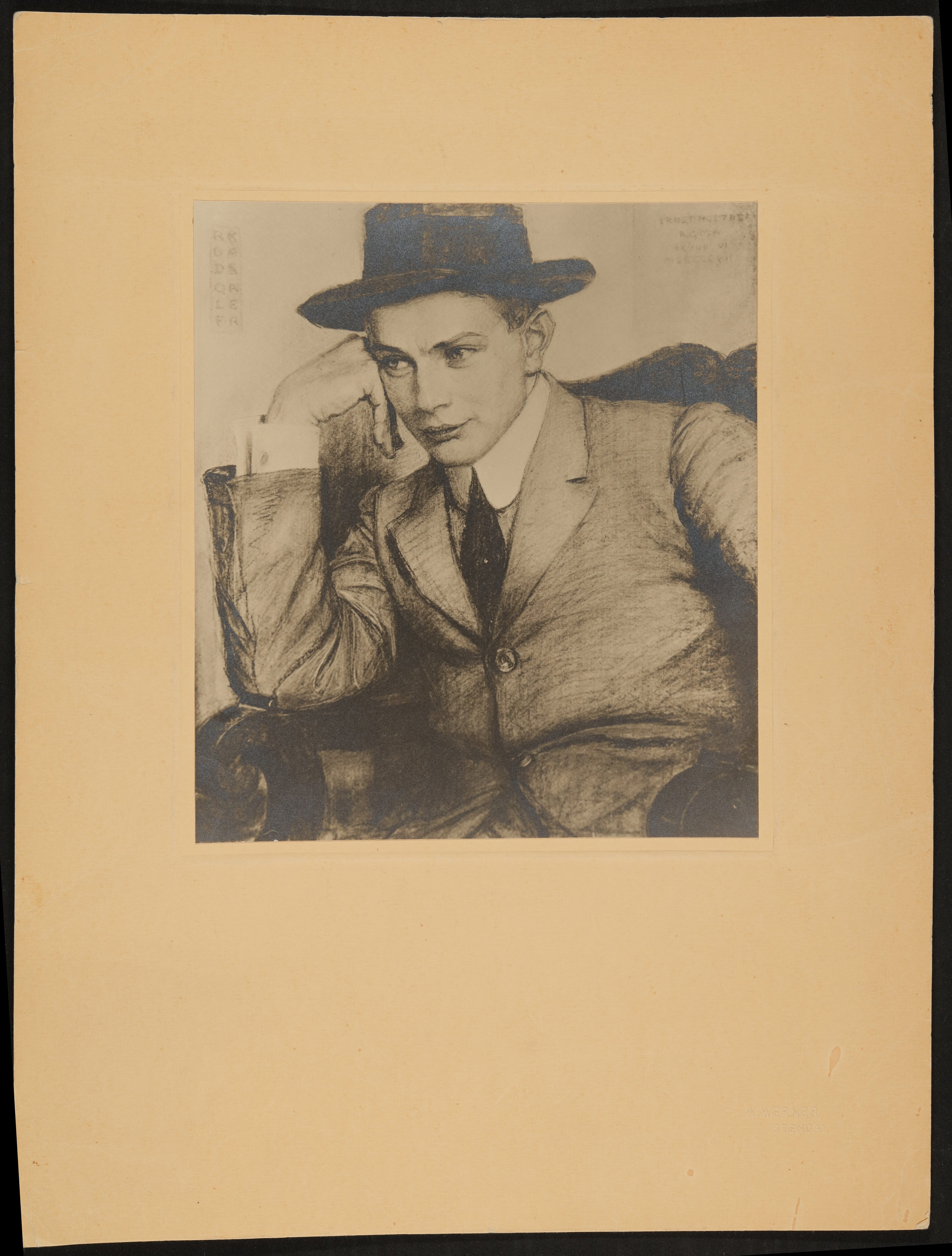 Portraitzeichnung von Rudolf Kassner mit Hut und aufgestütztem rechten Arm (Freies Deutsches Hochstift / Frankfurter Goethe-Museum CC BY-NC-SA)