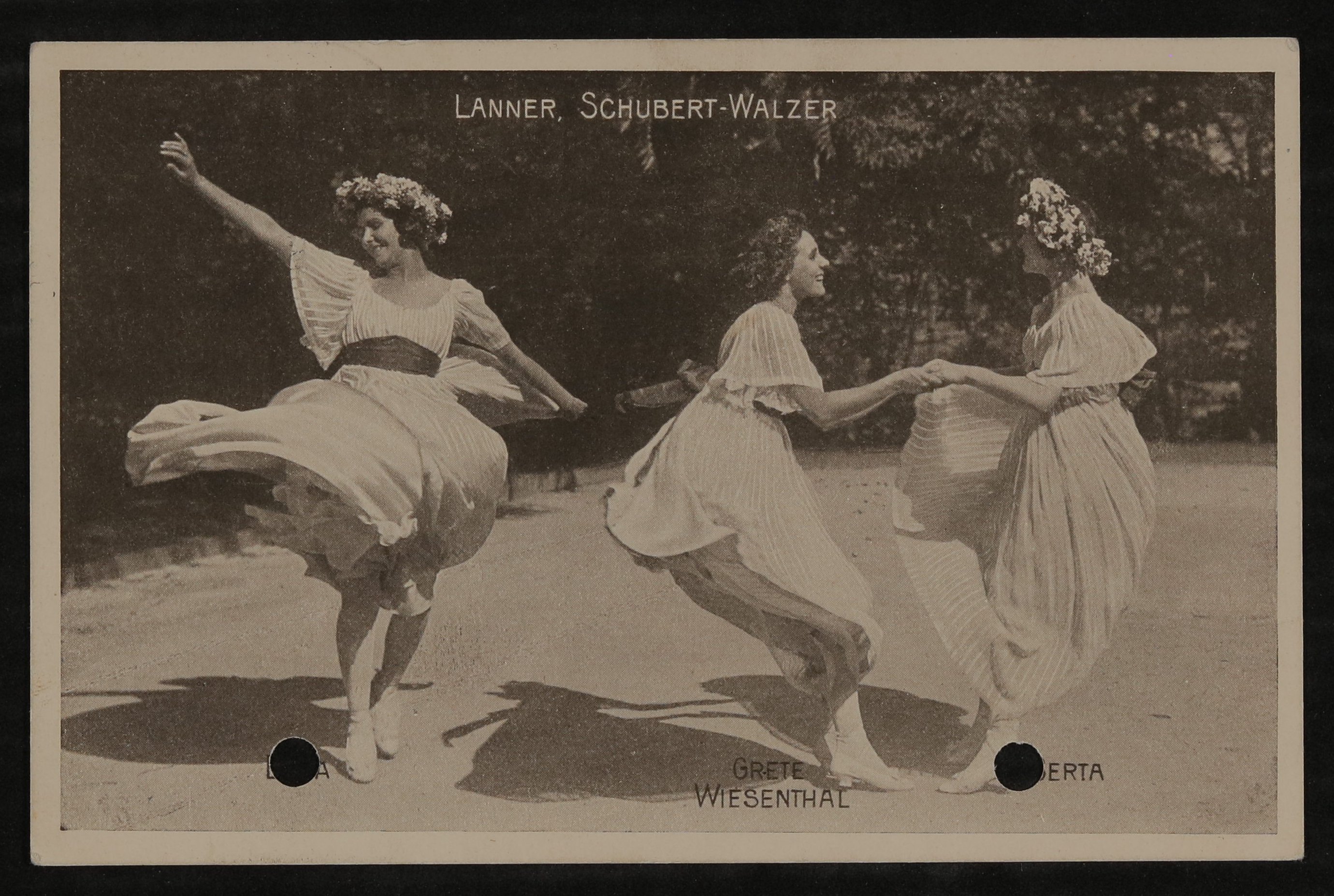 Die drei Schwestern Wiesenthal tanzen (Lanner, Schubert-Walzer) auf einem Tennisplatz (Freies Deutsches Hochstift / Frankfurter Goethe-Museum CC BY-NC-SA)