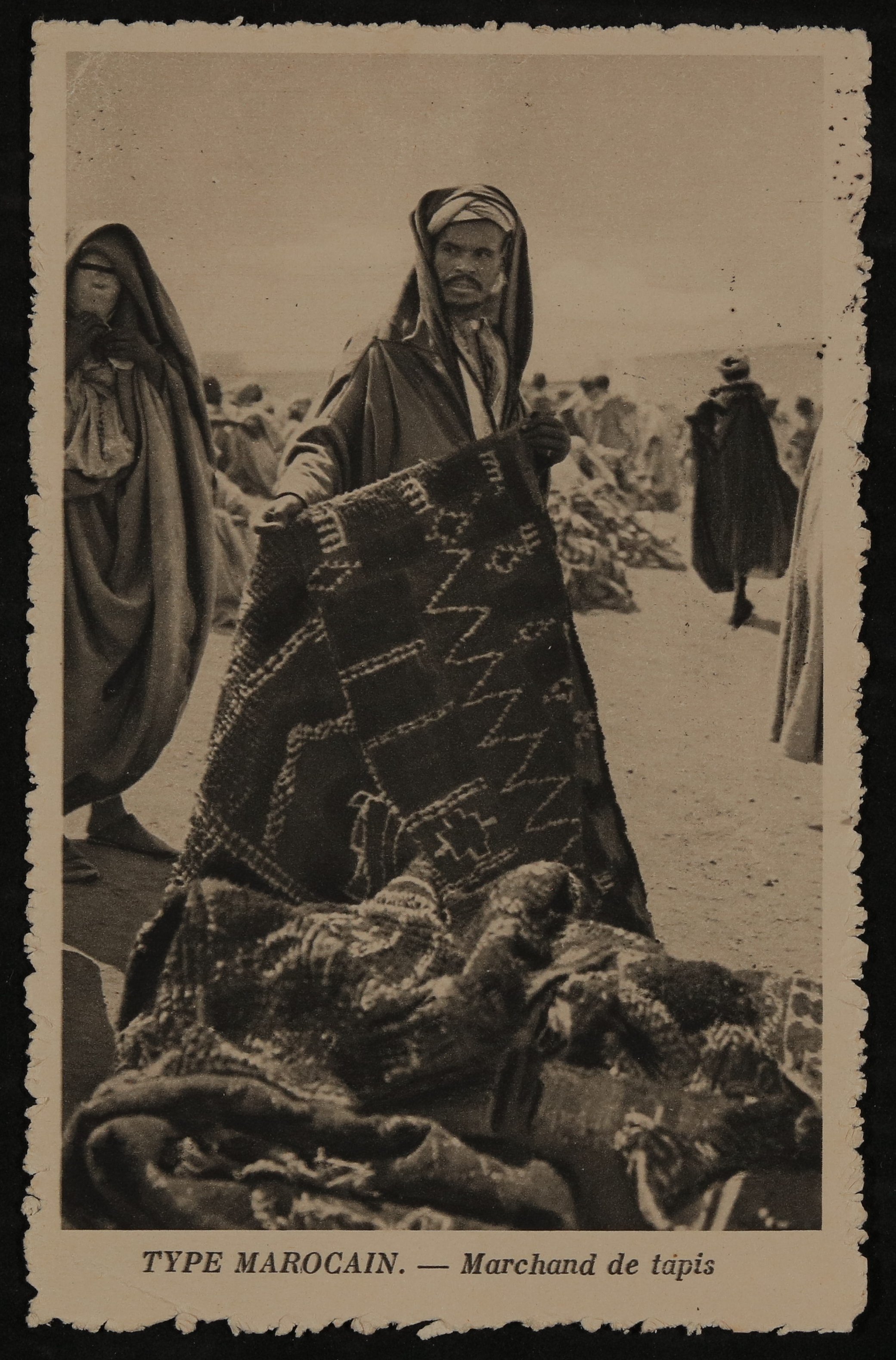 Ansichtskarte von Hofmannsthal an Gabriele Oppenheimer aus Marrakesch mit Ansicht eines marokkanischen Teppichhändlers (Freies Deutsches Hochstift / Frankfurter Goethe-Museum CC BY-NC-SA)
