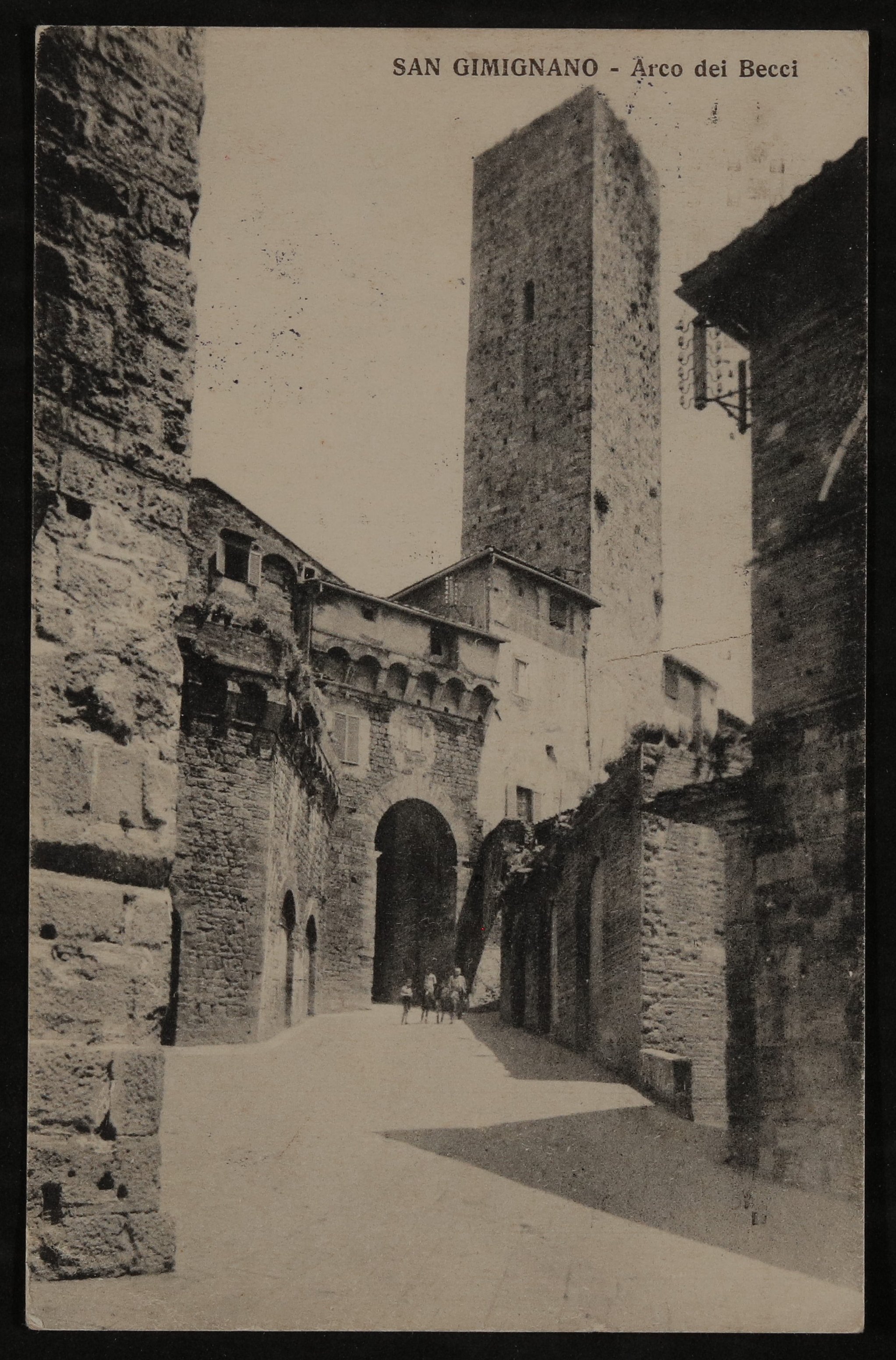 Ansichtskarte von Hofmannsthal an Gabriele Oppenheimer aus San Gimignano mit Ansicht des Arco dei Becci (Freies Deutsches Hochstift / Frankfurter Goethe-Museum CC BY-NC-SA)