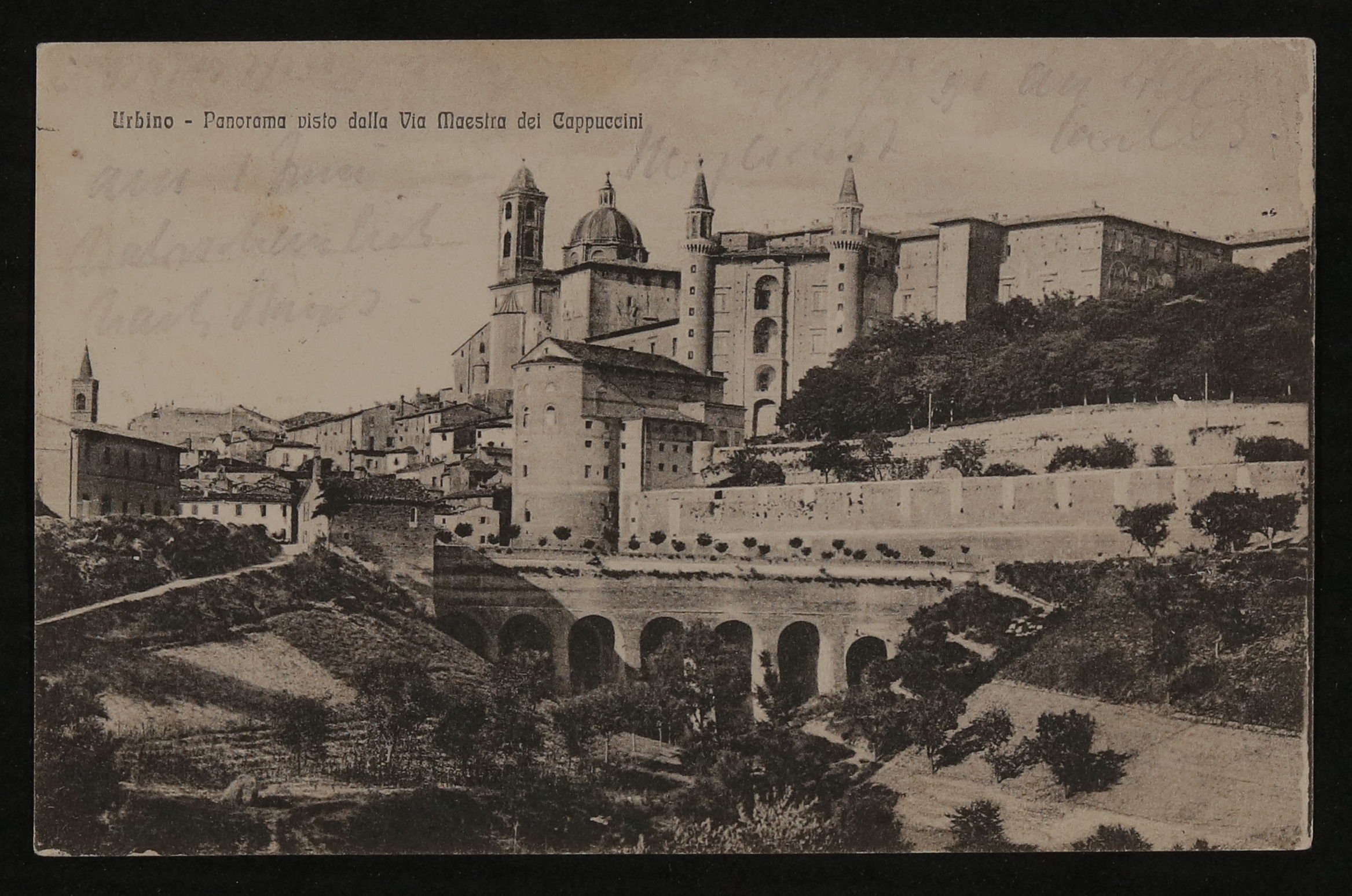 Ansichtskarte von Carl Jakob Burckhardt an Hofmannsthal mit Ansicht von Urbino (Freies Deutsches Hochstift / Frankfurter Goethe-Museum CC BY-NC-SA)