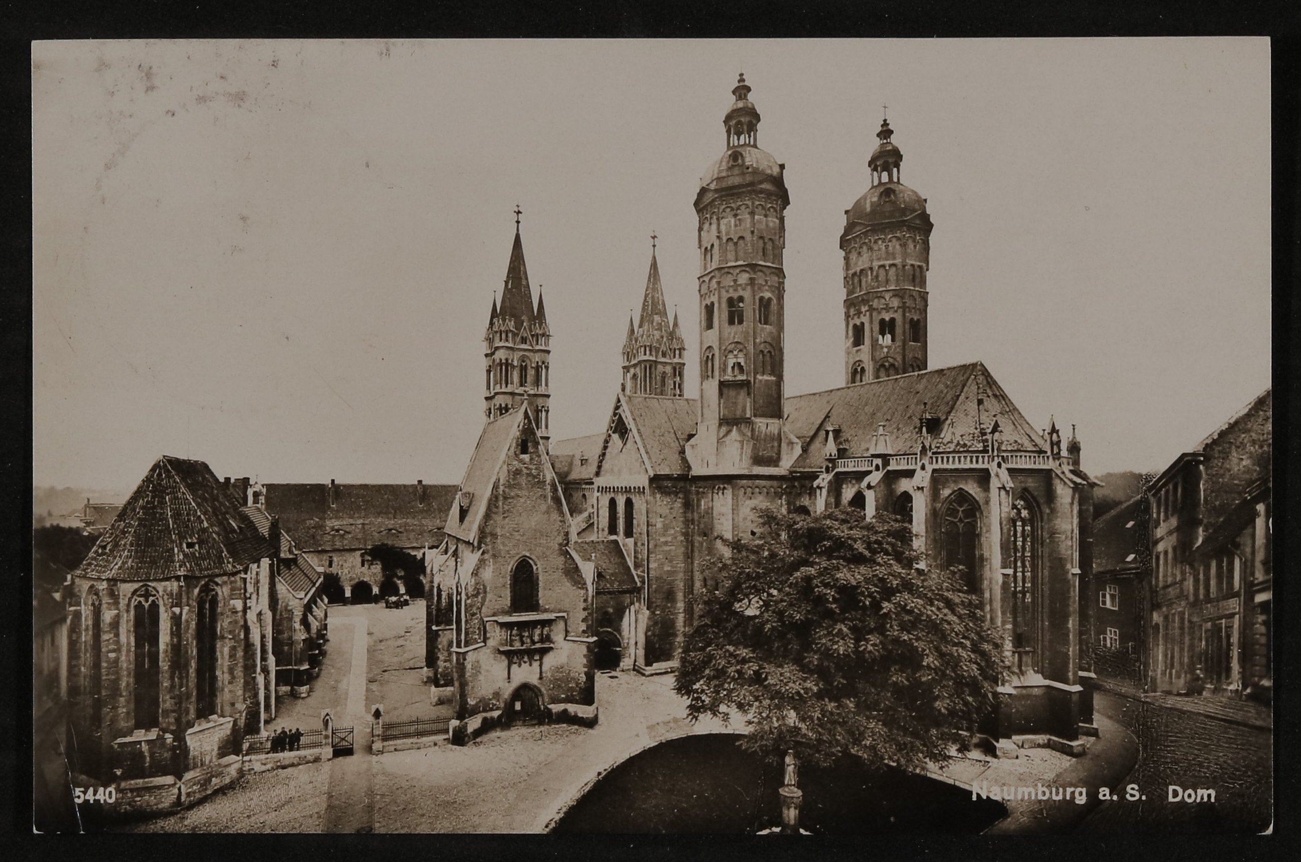 Ansichtskarte von Max Mell an Hofmannsthal mit Ansicht des Doms in Naumburg (Freies Deutsches Hochstift / Frankfurter Goethe-Museum CC BY-NC-SA)