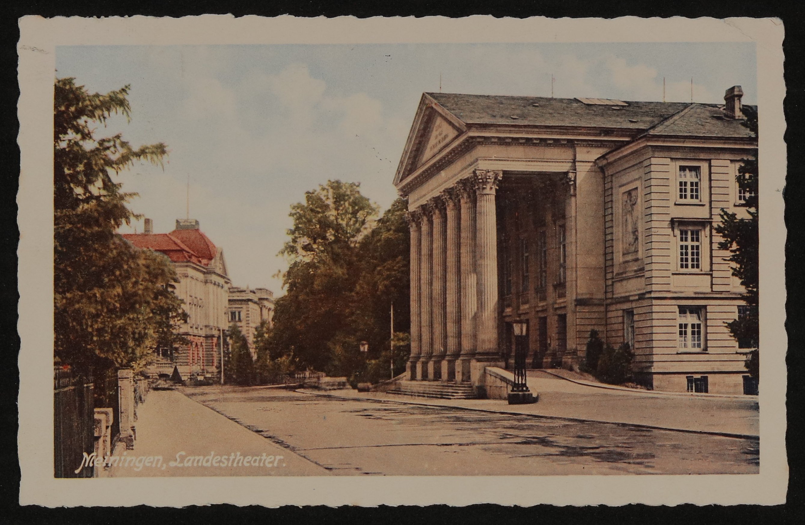 Ansichtskarte von Max Mell an Hofmannsthal mit kolorierter Ansicht des Landestheaters Meiningen (Freies Deutsches Hochstift / Frankfurter Goethe-Museum CC BY-NC-SA)