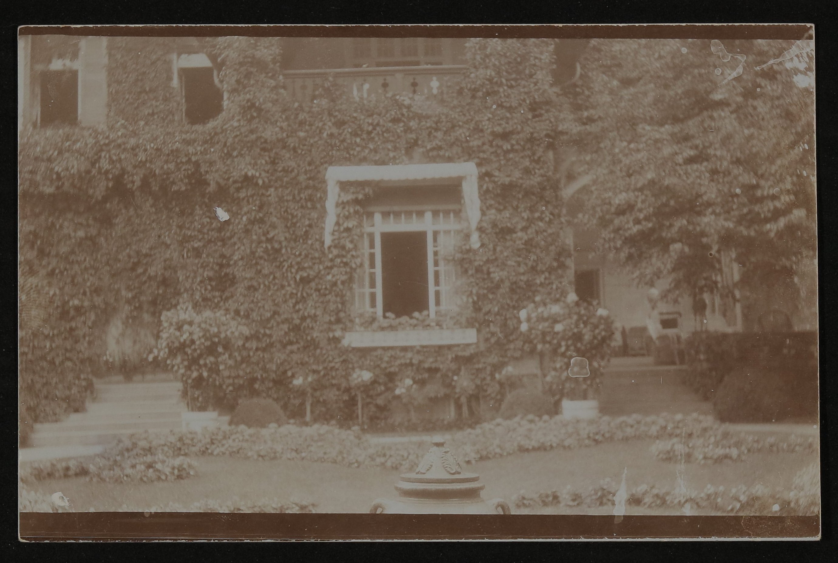 Ansichtskarte von Cornelie Richter an Hofmannsthal mit Ansicht einer mit Efeu bewachsenen Hausfassade (Freies Deutsches Hochstift / Frankfurter Goethe-Museum CC BY-NC-SA)