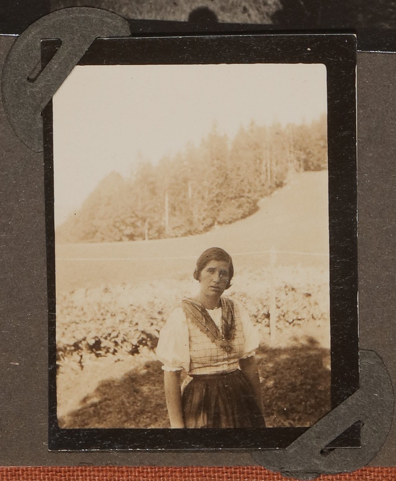 Christiane Zimmer in Berglandschaft in Sils Maria, Herbst 1932 (Vera Graaf CC BY-NC-SA)