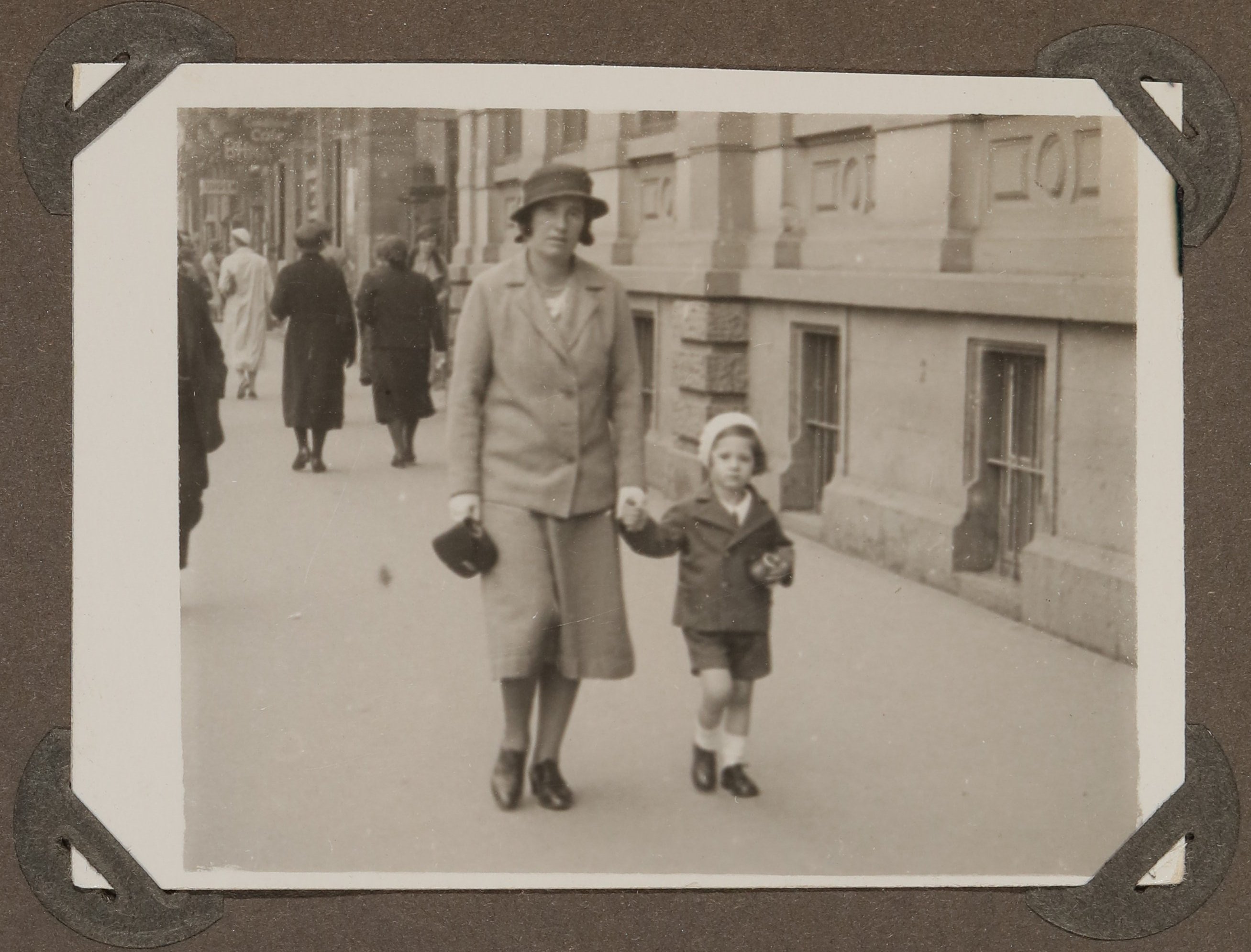 Christiane und Andreas Zimmer auf der Straße im Mai 1933 (Vera Graaf CC BY-NC-SA)