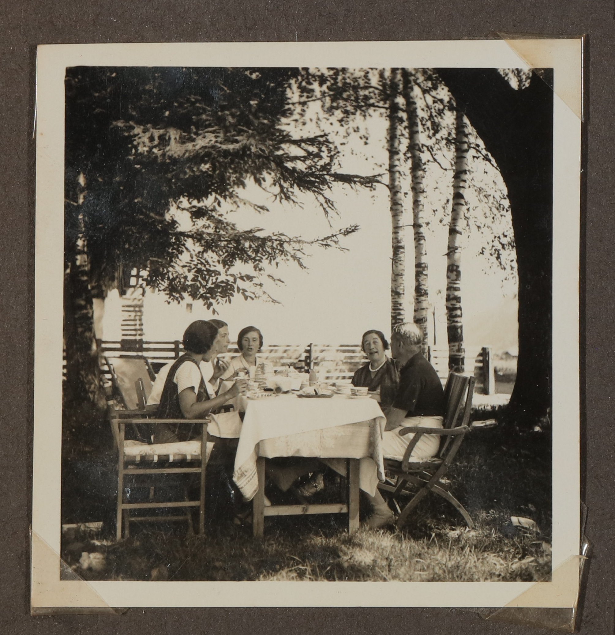 Gerty von Hofmannsthal mit anderen im Garten von Schloss Prielau in Zell am See 1934 (Vera Graaf CC BY-NC-SA)