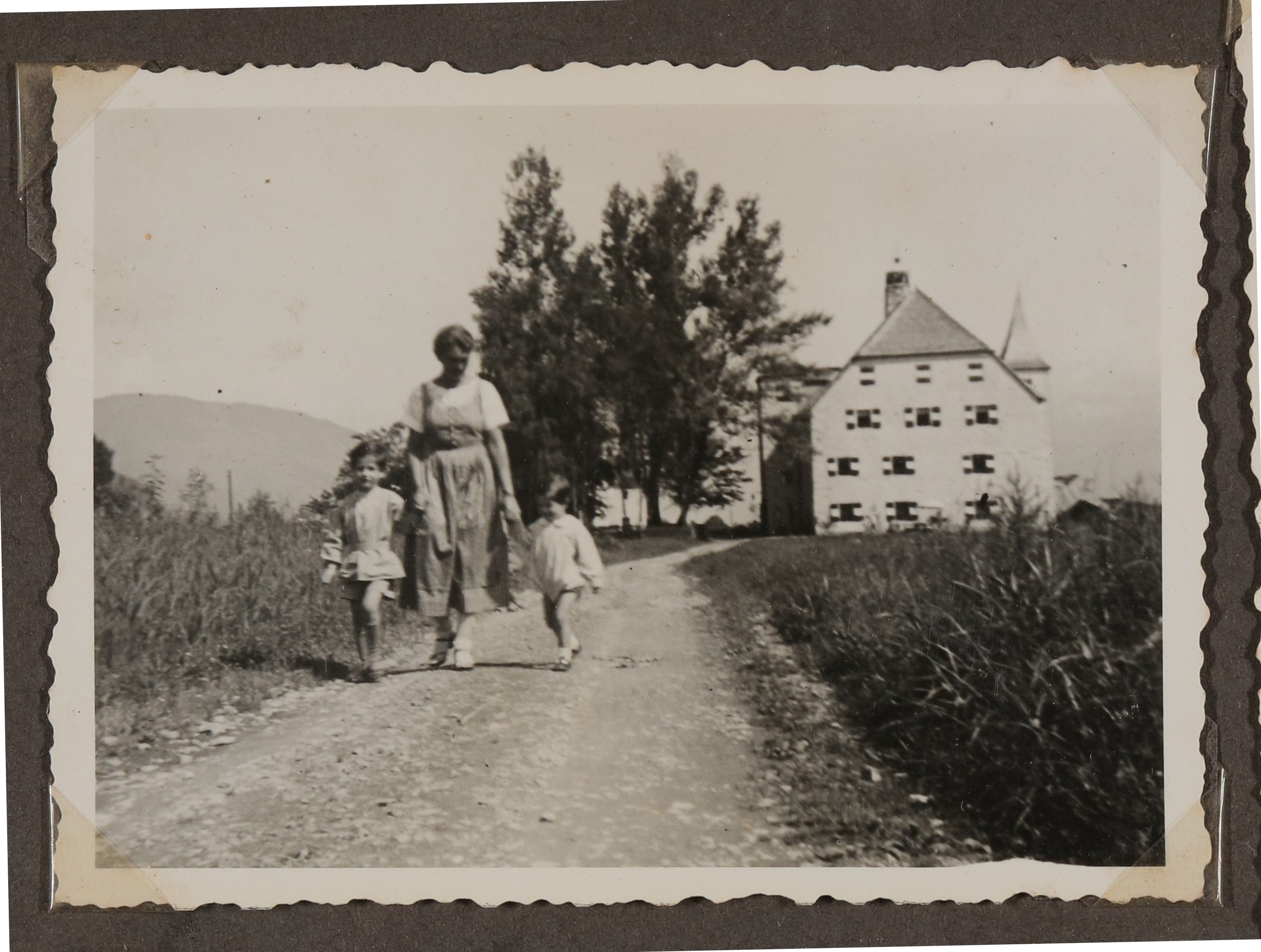 Christiane Zimmers Söhne mit einer Frau vor Schloss Prielau in Zell am See 1934 (Vera Graaf CC BY-NC-SA)