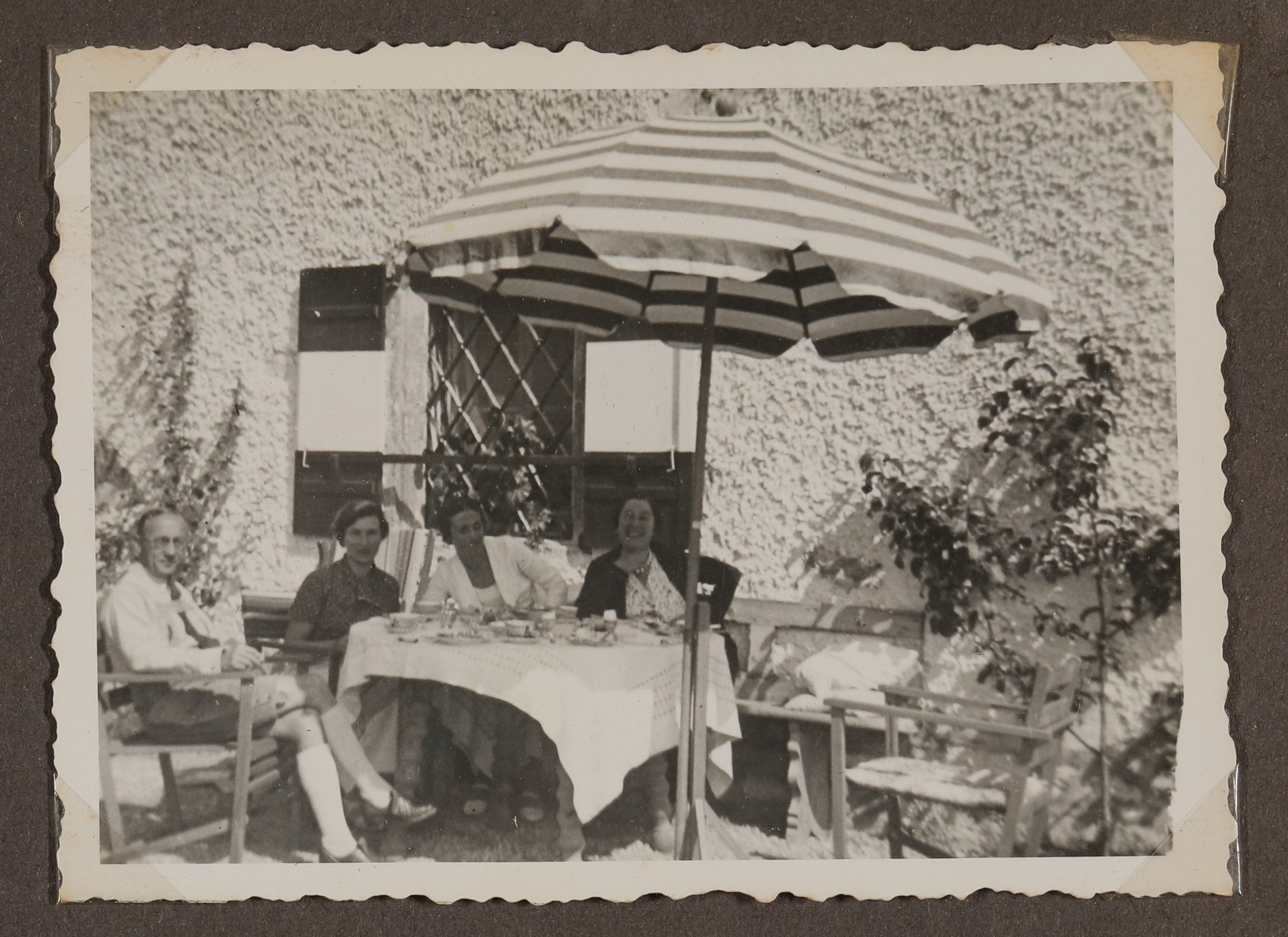 Gerty von Hofmannsthal mit anderen auf der Terrasse von Schloss Prielau in Zell am See 1934 (Vera Graaf CC BY-NC-SA)
