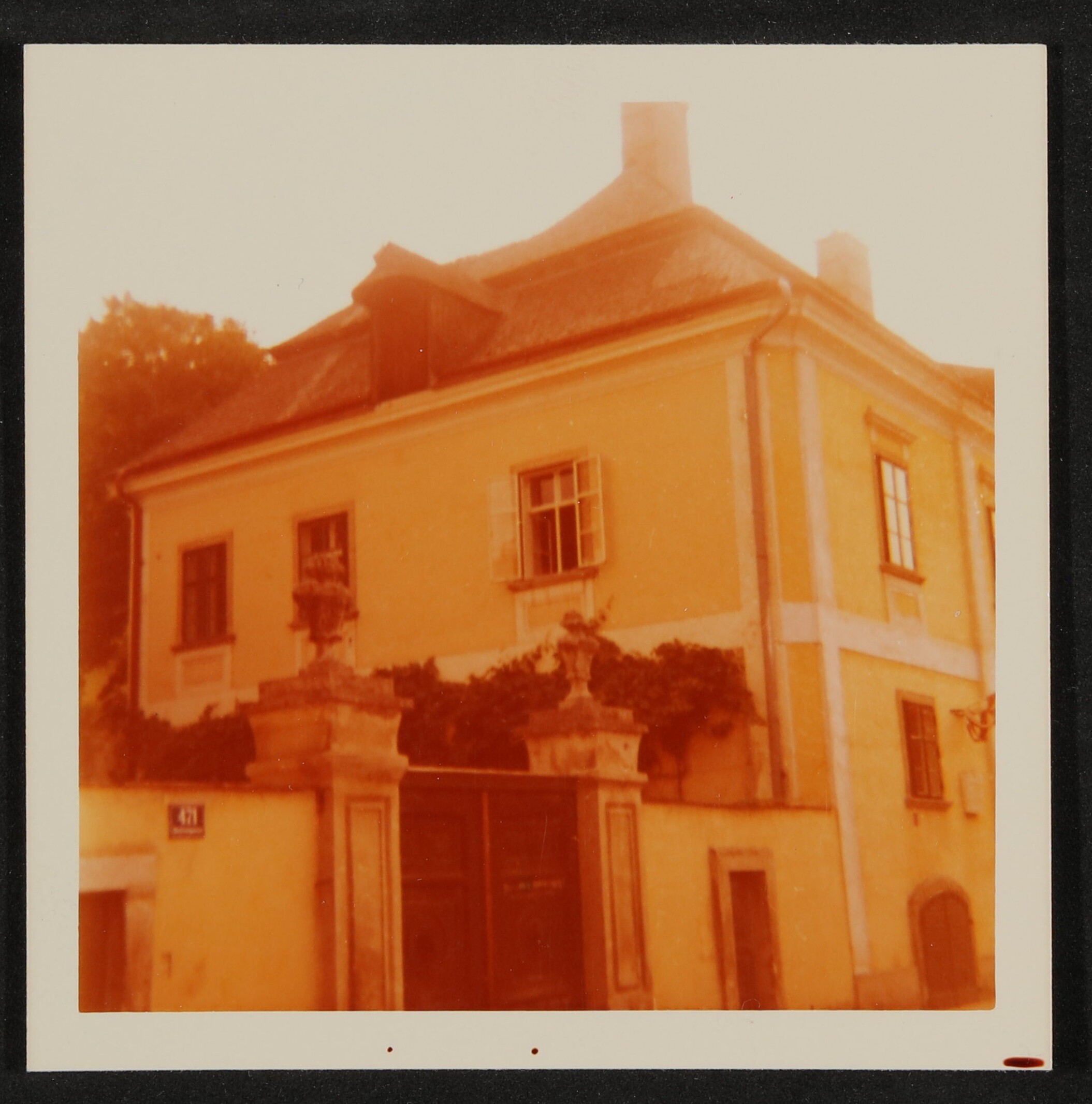 Farbfotografie von Hofmannshtals Haus in Rodaun mit Eingangstor von der Straße aus (Freies Deutsches Hochstift / Frankfurter Goethe-Museum CC BY-NC-SA)