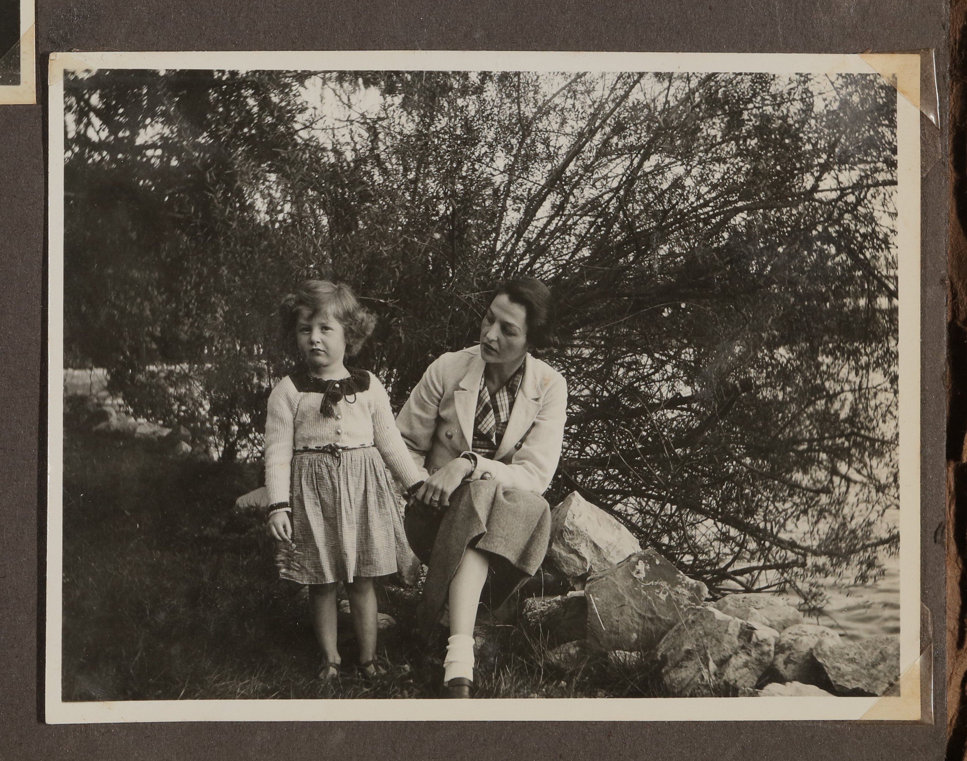 Alice Astor mit ihrer Tochter Sylvia Guirey vor See (Vera Graaf CC BY-NC-SA)