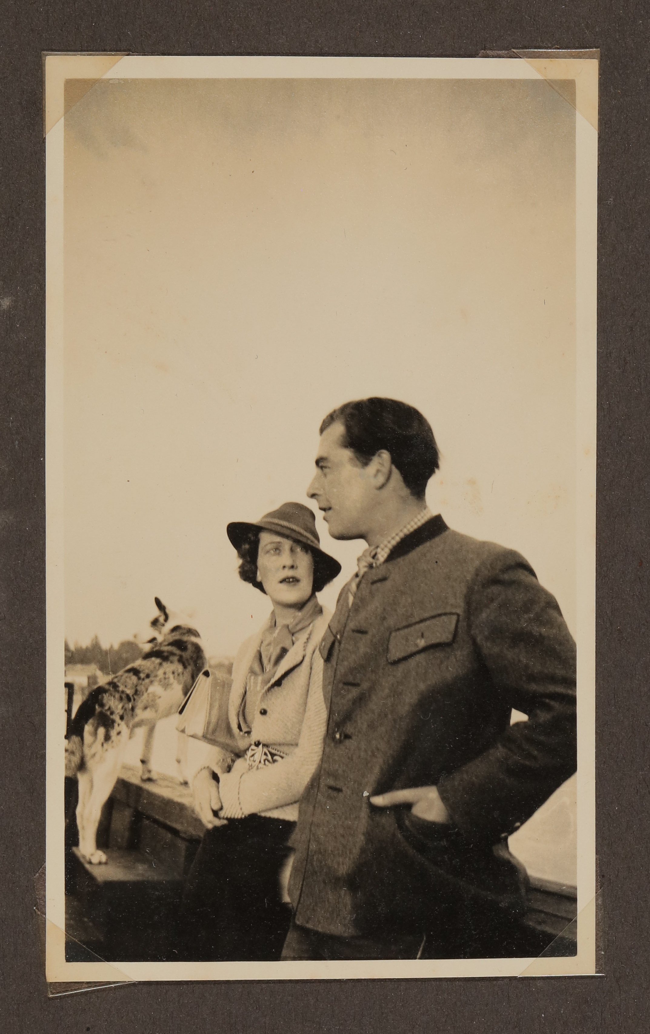 Raimund von Hofmannsthal mit Alice Astor und Hund auf einem Boot im See (Vera Graaf CC BY-NC-SA)
