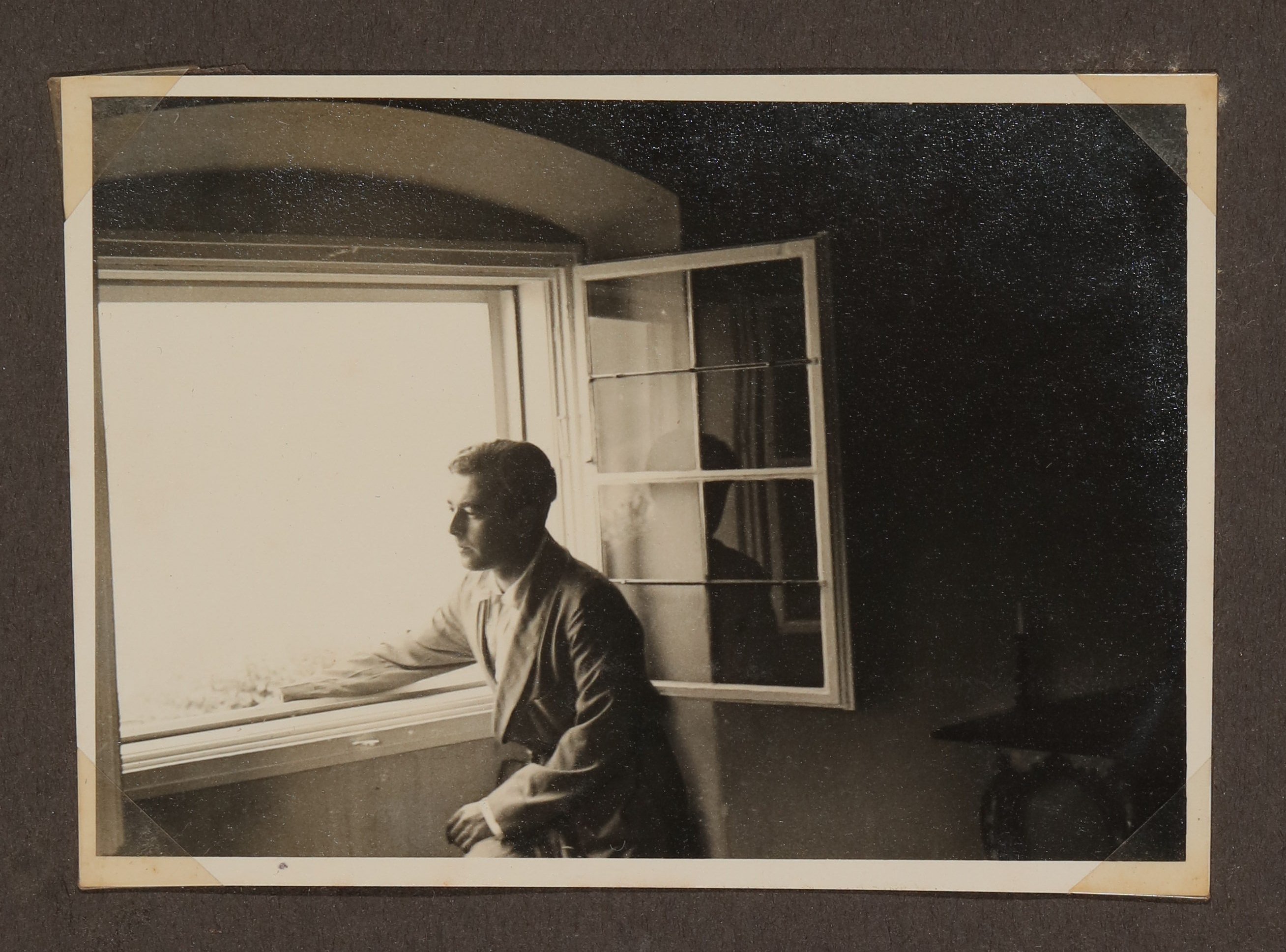 Raimund von Hofmannsthal am Fenster (Vera Graaf CC BY-NC-SA)