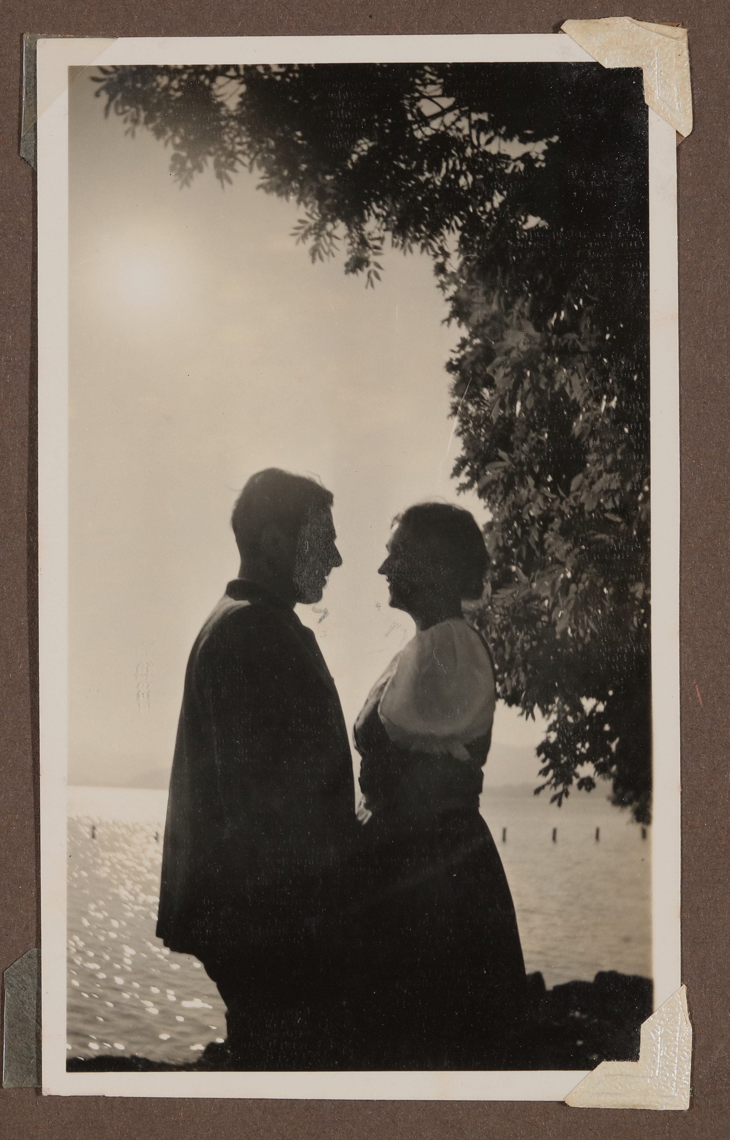 Raimund und Alice von Hofmannsthal als Silhouetten am See (Vera Graaf CC BY-NC-SA)