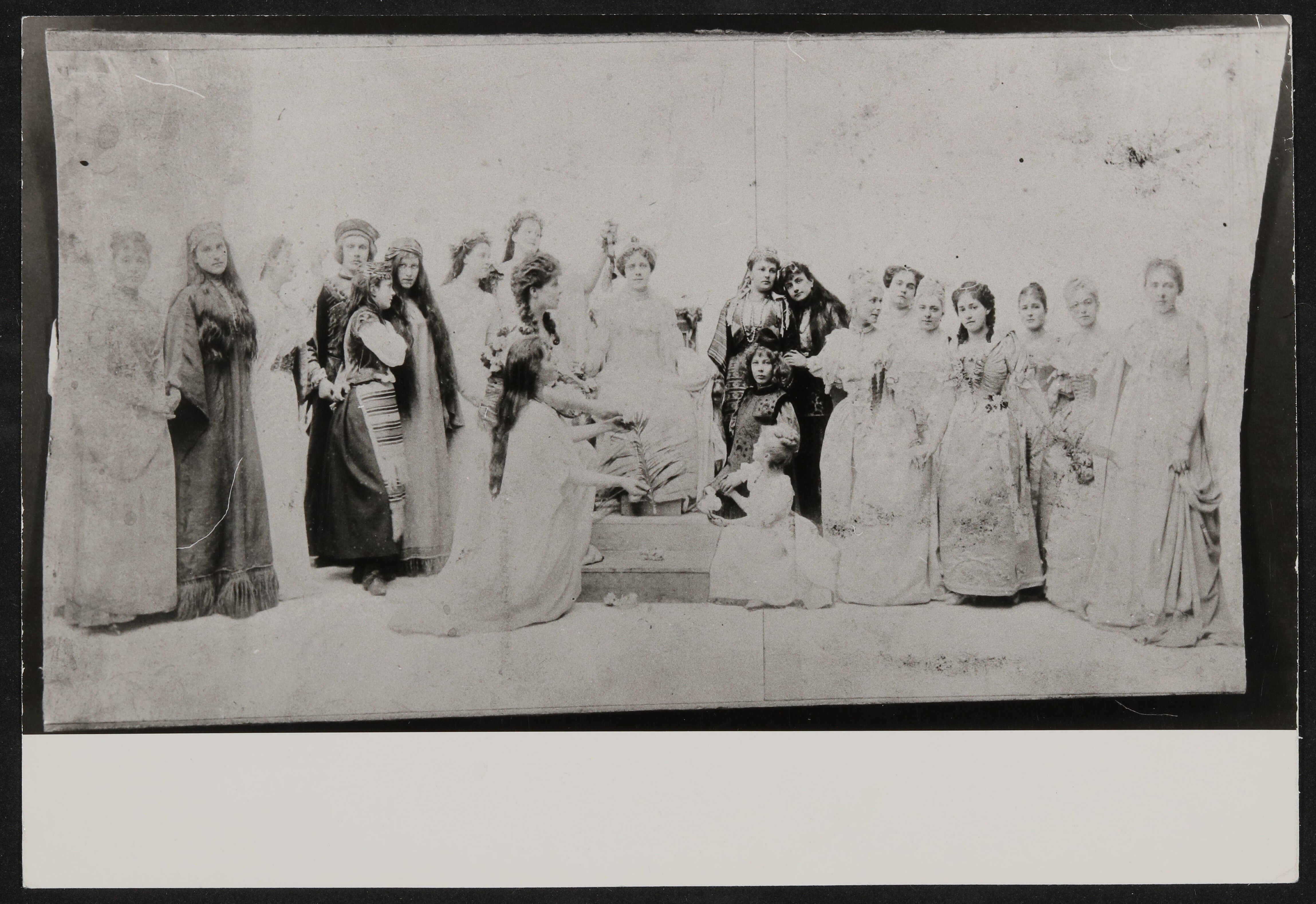Tableau vivant / Lebendes Bild: Gruppenbild mit Königin auf einem Thron in der Mitte (Freies Deutsches Hochstift / Frankfurter Goethe-Museum CC BY-NC-SA)