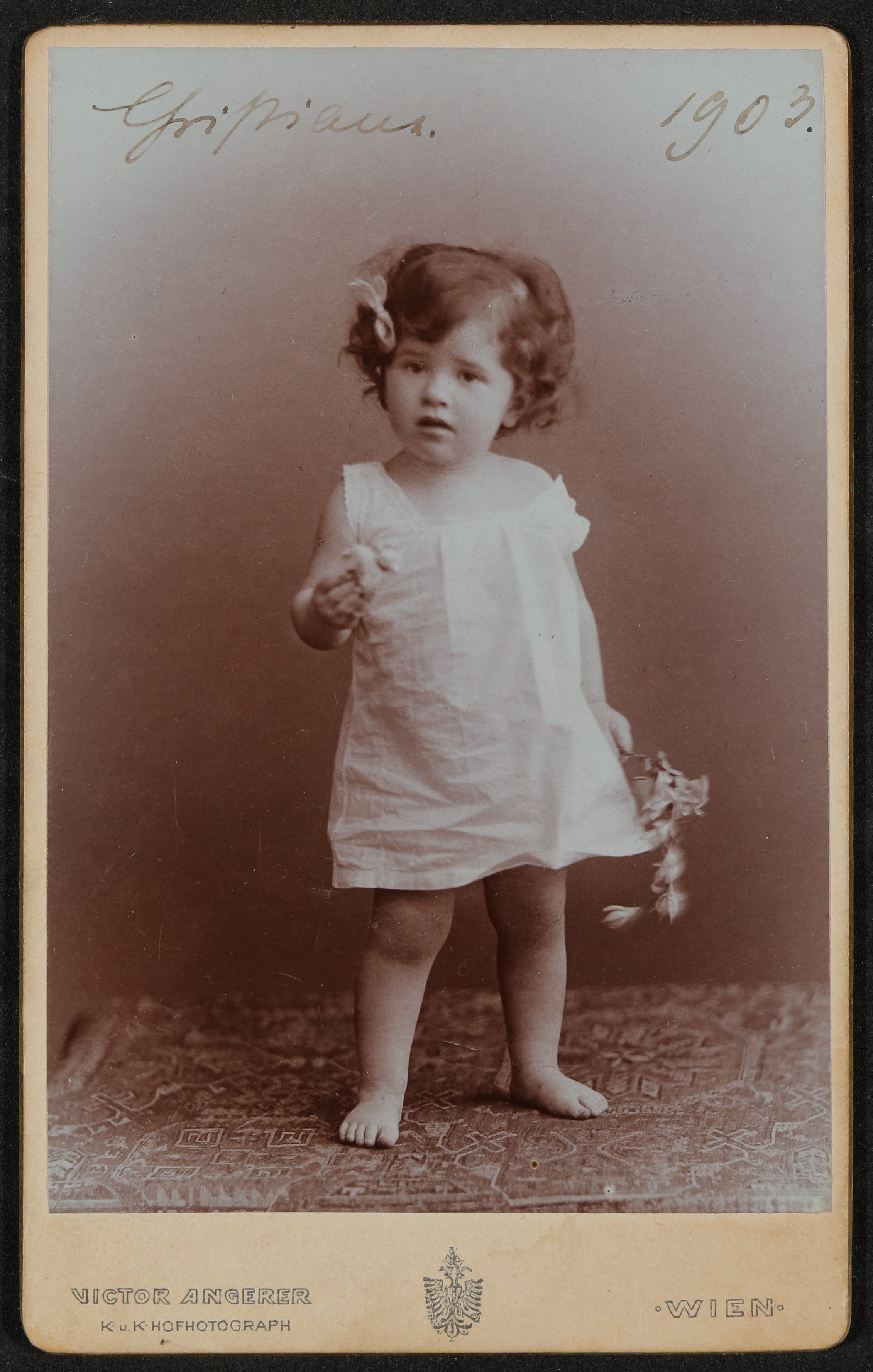 Christiane von Hofmannsthal als Kleinkind mit 16 Monaten im Herbst 1903 (Freies Deutsches Hochstift / Frankfurter Goethe-Museum Public Domain Mark)