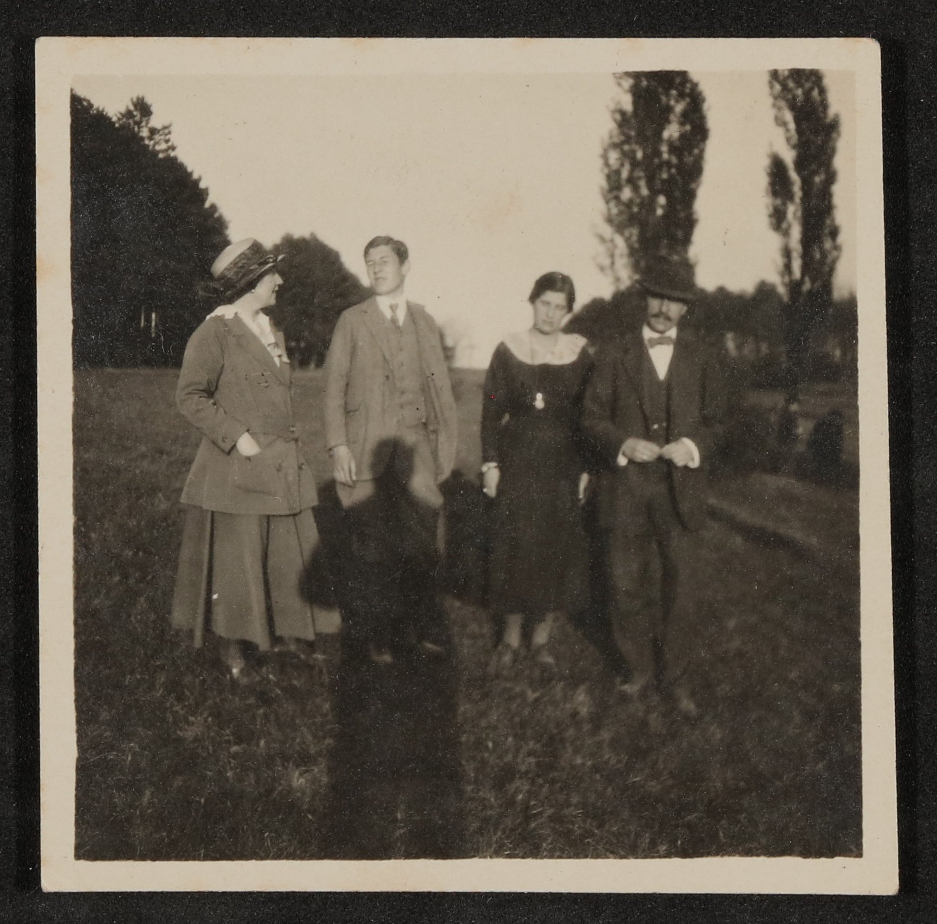 Familie Hofmannsthal (Gerty, Raimund, Christiane und Hugo) auf einer Wiese stehend (Freies Deutsches Hochstift / Frankfurter Goethe-Museum CC BY-NC-SA)
