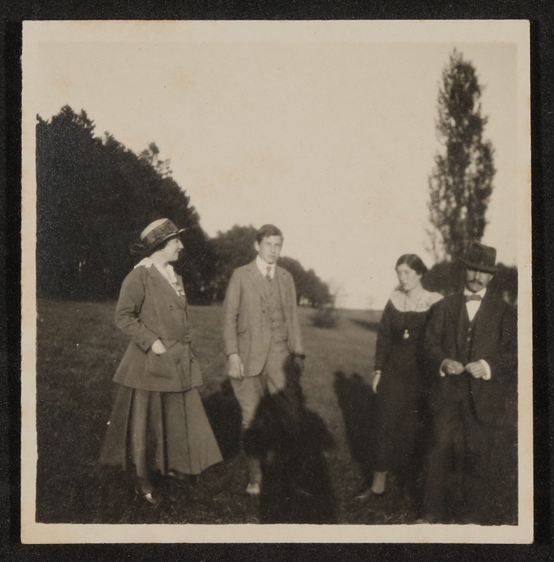 Familie Hofmannsthal (Gerty, Raimund, Christiane und Hugo) auf einer Wiese stehend (Freies Deutsches Hochstift / Frankfurter Goethe-Museum CC BY-NC-SA)