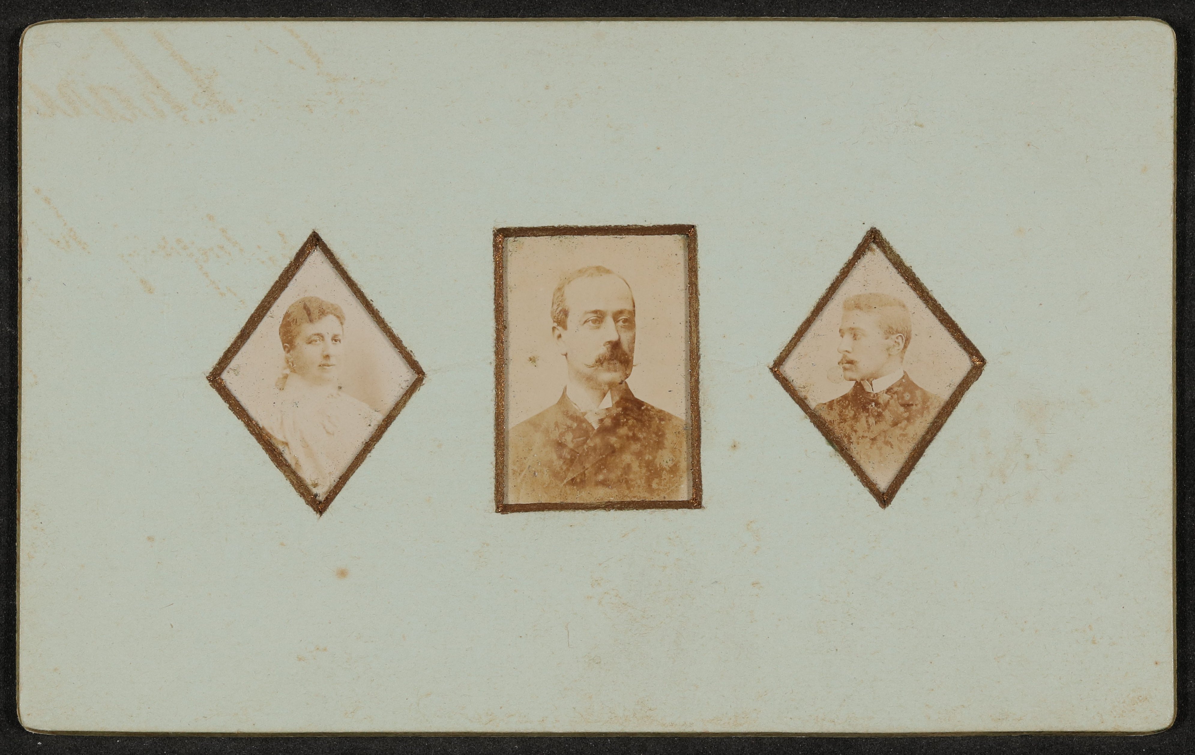 Dreiteilige Fotografie von Hofmannsthal und seinen Eltern zur Erinnerung an deren Silberhochzeit 1898 (Freies Deutsches Hochstift / Frankfurter Goethe-Museum Public Domain Mark)