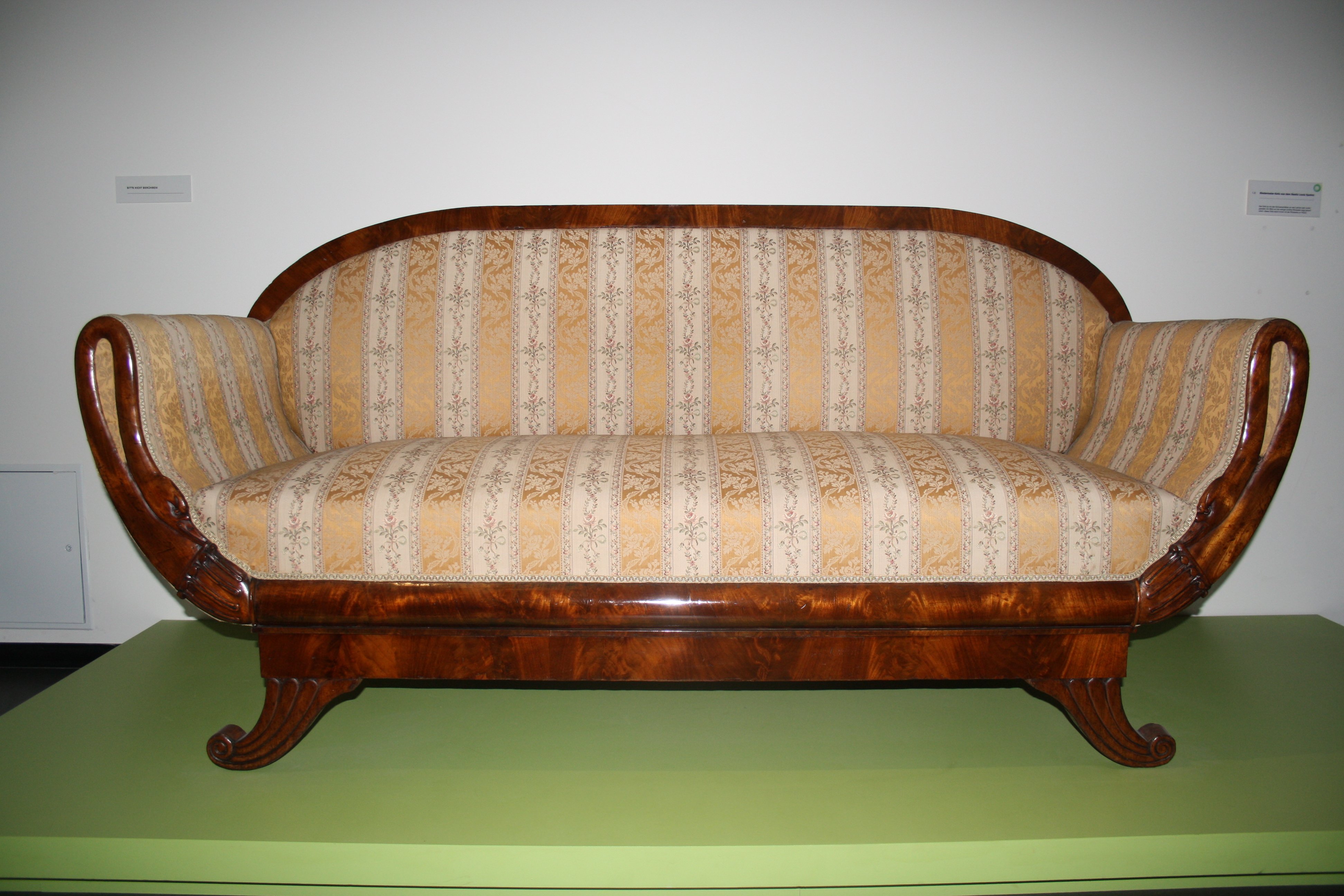 Biedermeier Sofa (Internationale Louis Spohr Gesellschaft e.V. CC BY-NC-SA)