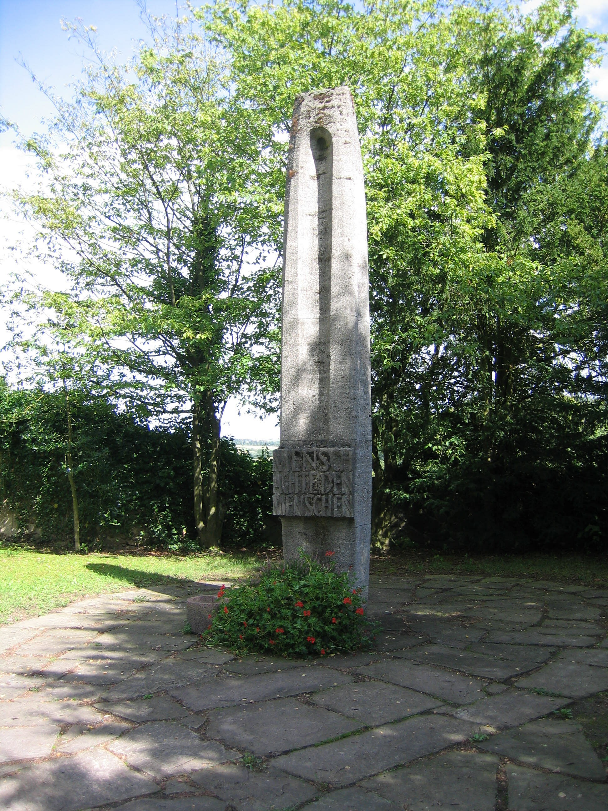 Stele auf der der Gedenklandschaft der Gedenkstätte Hadamar (Gedenkstätte Hadamar RR-R)