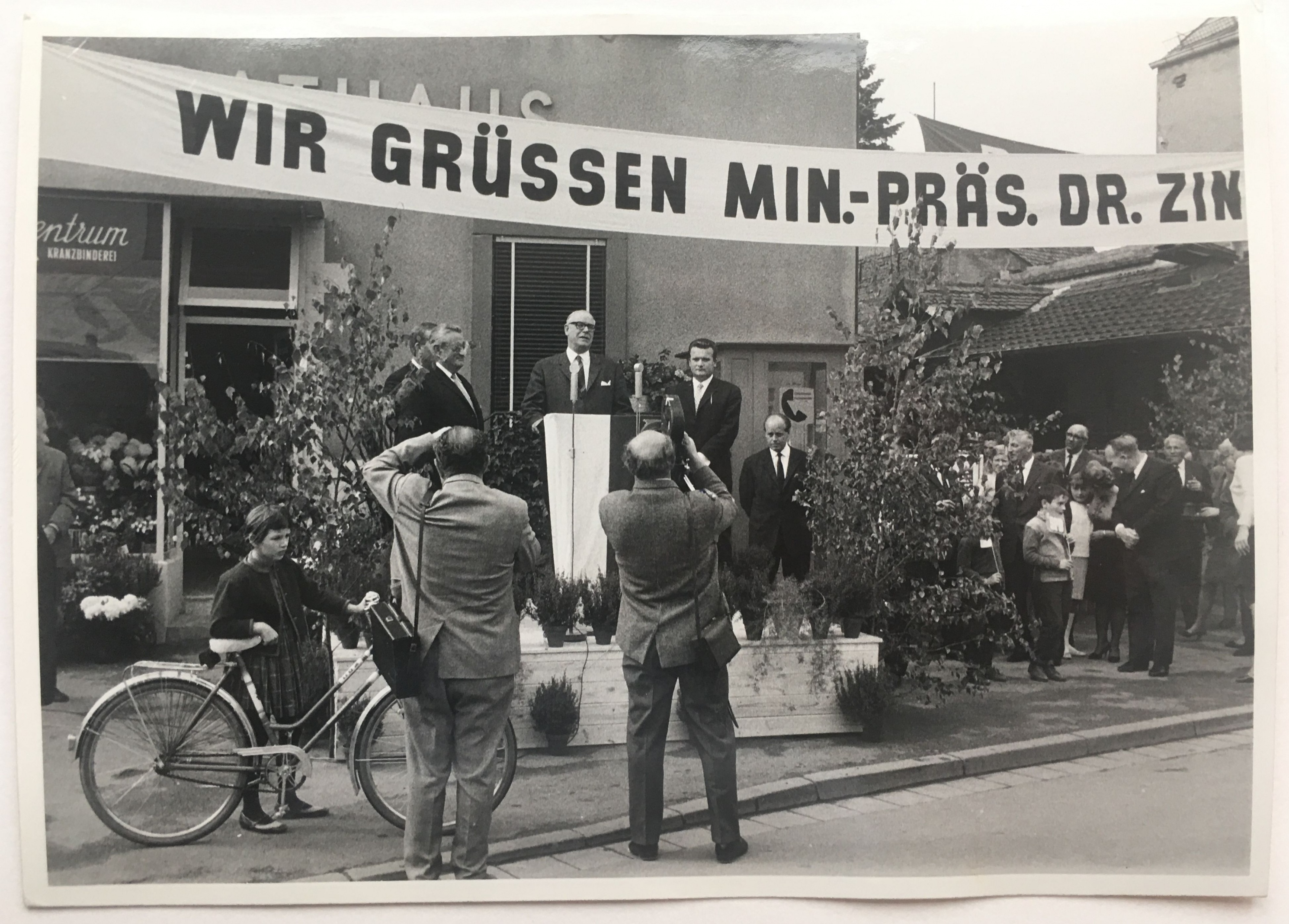 Ministerpräsident Dr. Georg August Zinn besucht Steinbach, Oktober 1965 (Taunus-Rhein-Main - Regionalgeschichtliche Sammlung Dr. Stefan Naas CC BY-NC-SA)