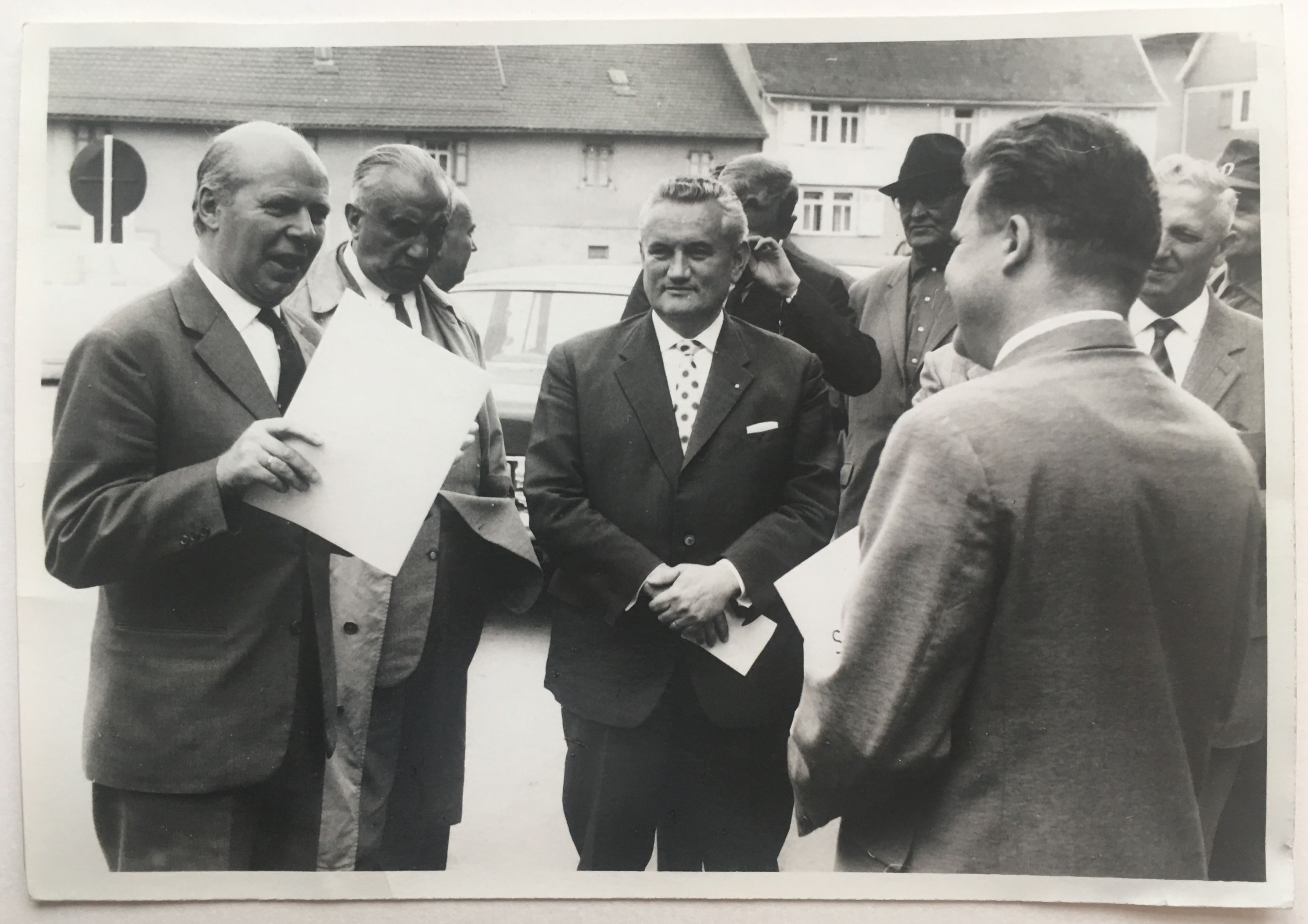 Regierungspräsident Wittrock in Steinbach 1964 (Taunus-Rhein-Main - Regionalgeschichtliche Sammlung Dr. Stefan Naas CC BY-NC-SA)