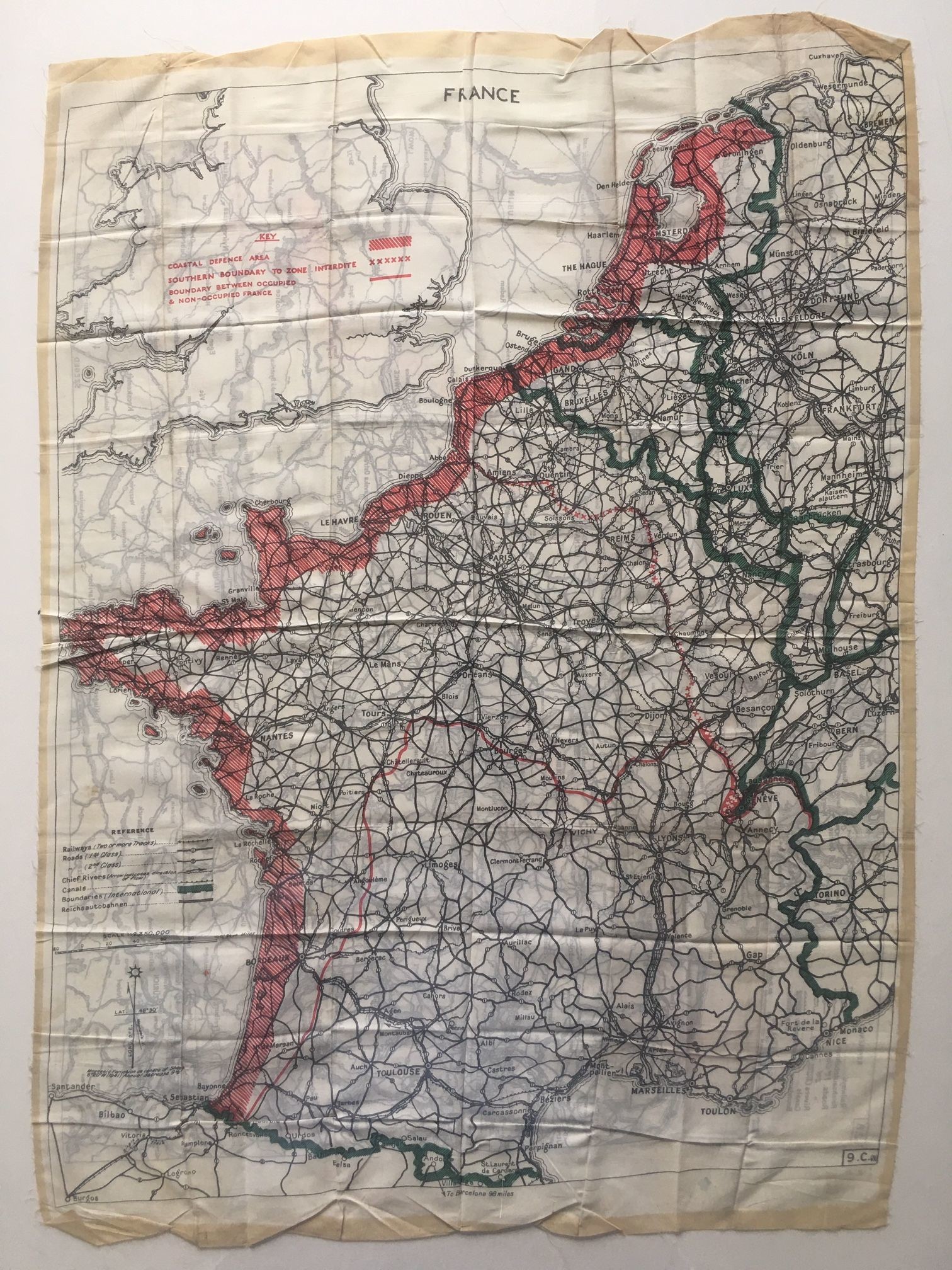 Karte auf Seide, Besetzes Gebiet und Frontverlauf Frankreich und Dt. Eisenbahnnetz, ca. 1943 (Taunus-Rhein-Main - Regionalgeschichtliche Sammlung Dr. Stefan Naas CC BY-NC-SA)